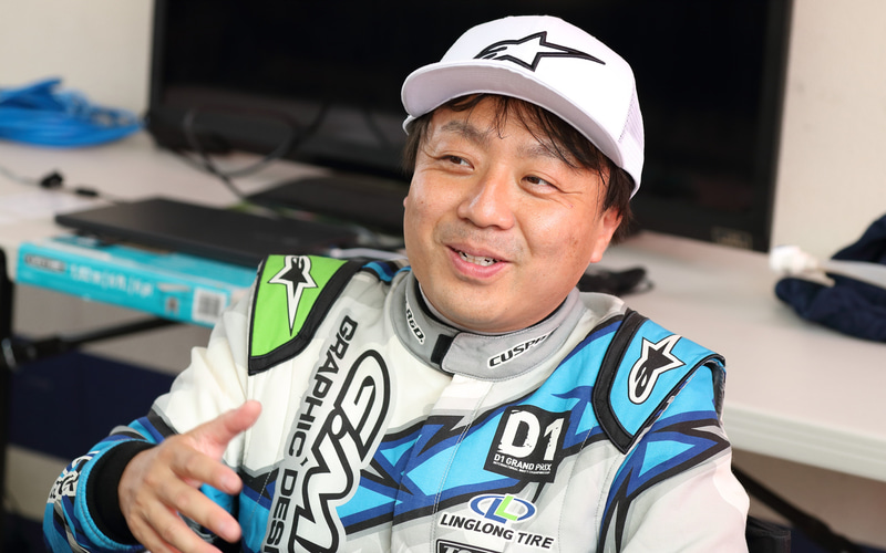 ご自身も気に入っているし、ファンからの評判もいいというスーツを着用したままインタビューに答えてくれた山口選手。レーシングスーツのデザインは山口選手の会社で行なったという。デザインのポイントはクルマのグラフィックに合わせたことと、バイクレース用スーツのような大胆なデザインにすることだった