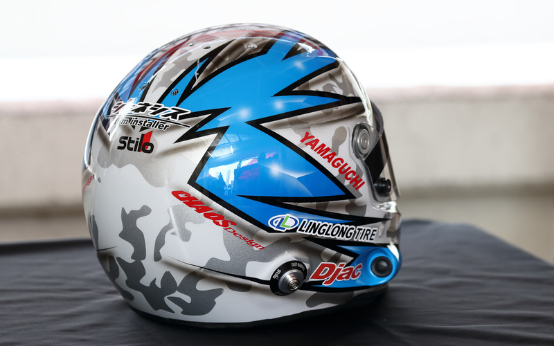 こちらは山口選手のヘルメット。このグラフィックもマシンカラーをイメージしているので、レーシングスーツと合わせたときのビジュアルはこれまで以上に統一感のあるものに仕上がっている