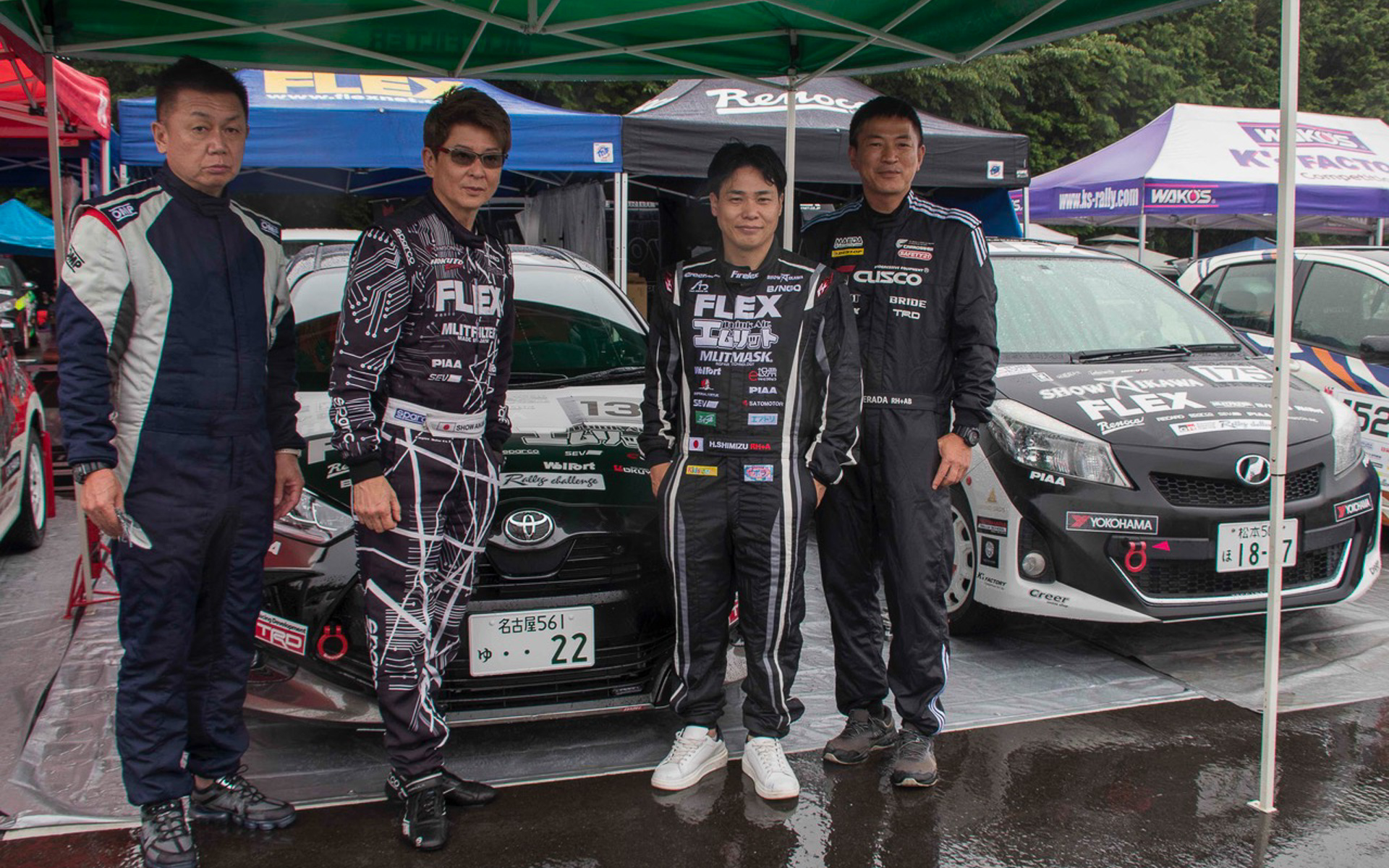 左が139号車 FLEX SHOW エムリット ヤリス（哀川翔・中谷篤組）/右が175号車 FLEX SHOW ヴィッツRS（清水宏保・寺田昌弘組）