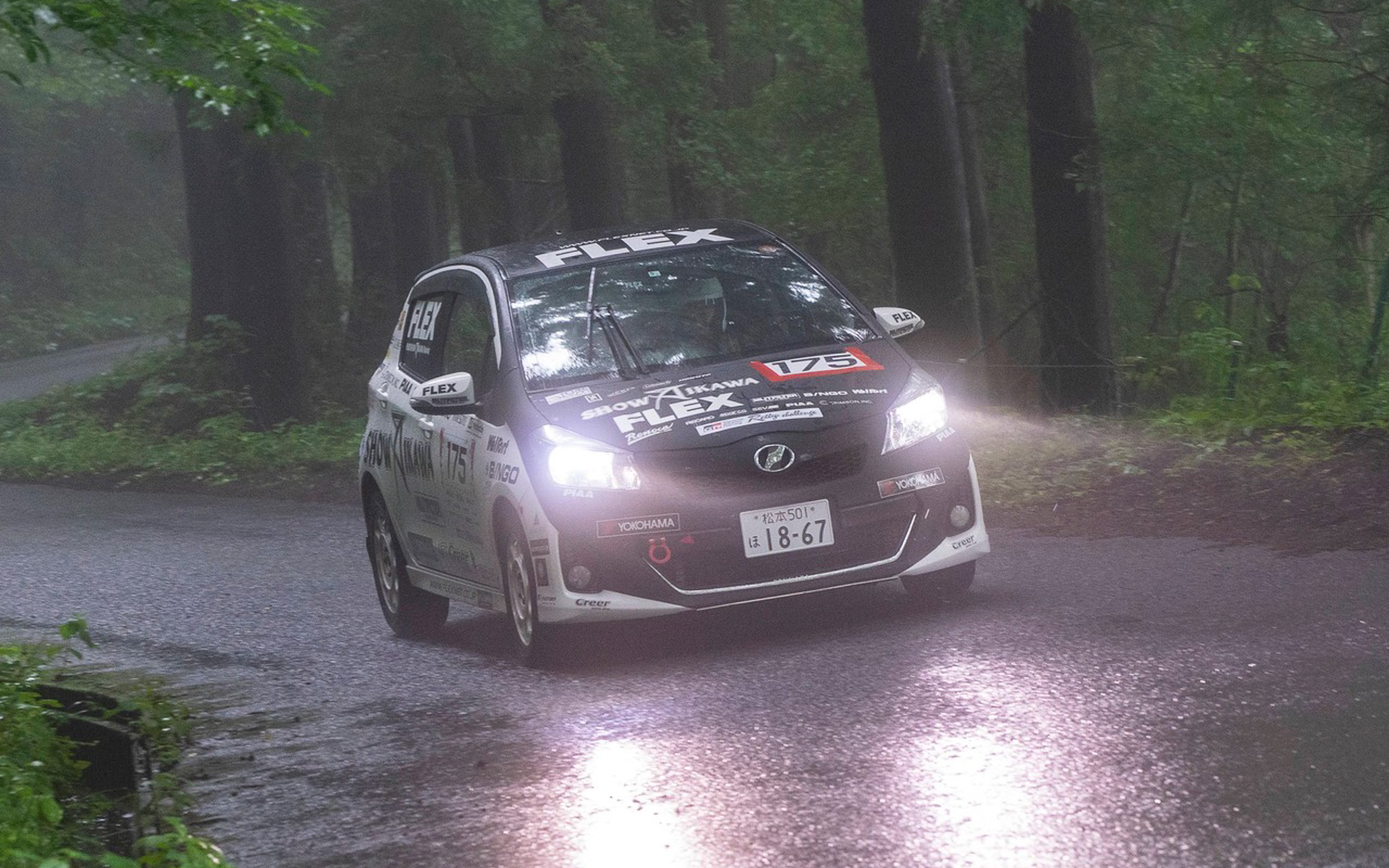 175号車 FLEX SHOW ヴィッツRS（清水宏保・寺田昌弘組）