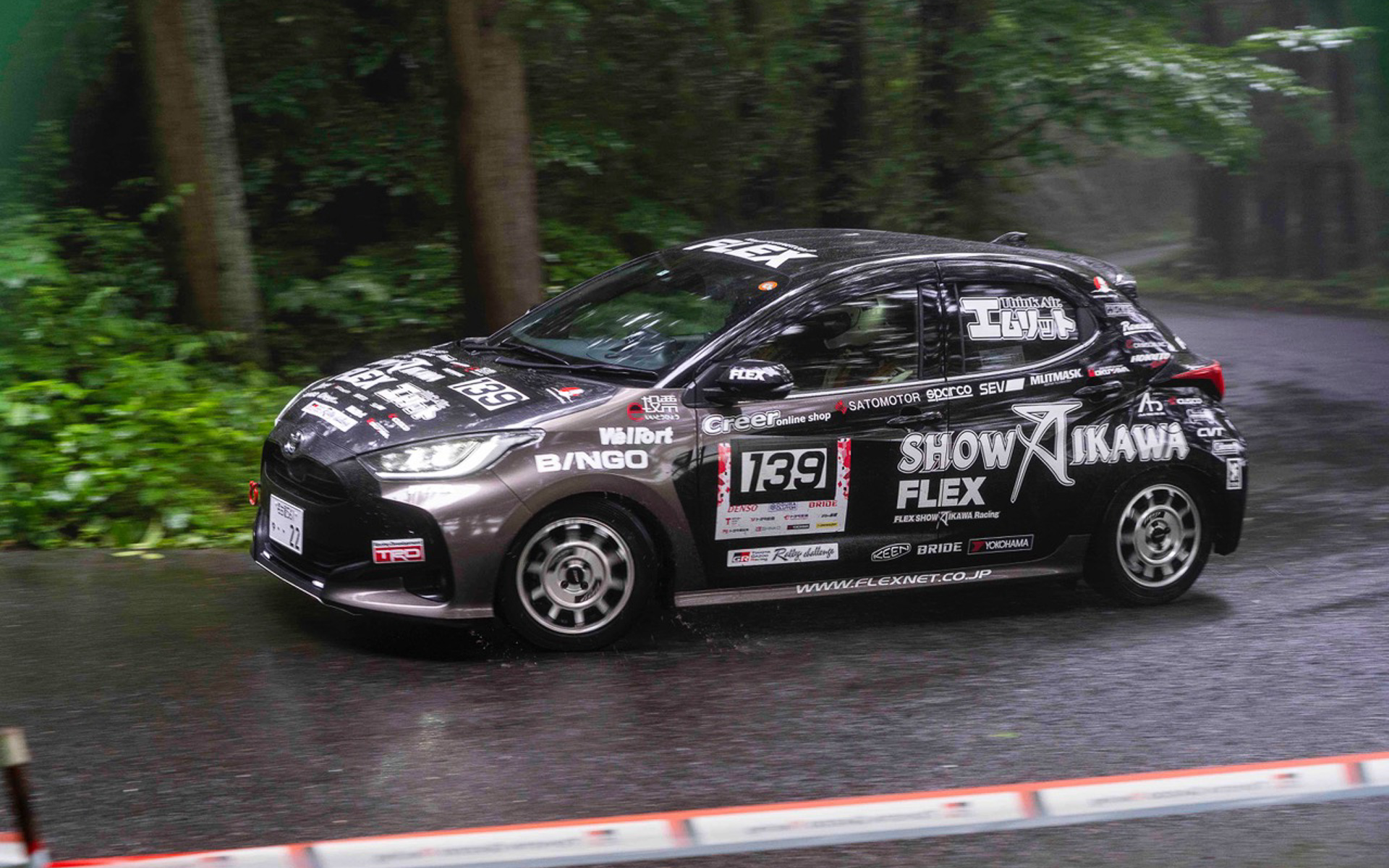 139号車 FLEX SHOW エムリット ヤリス（哀川翔・中谷篤組）