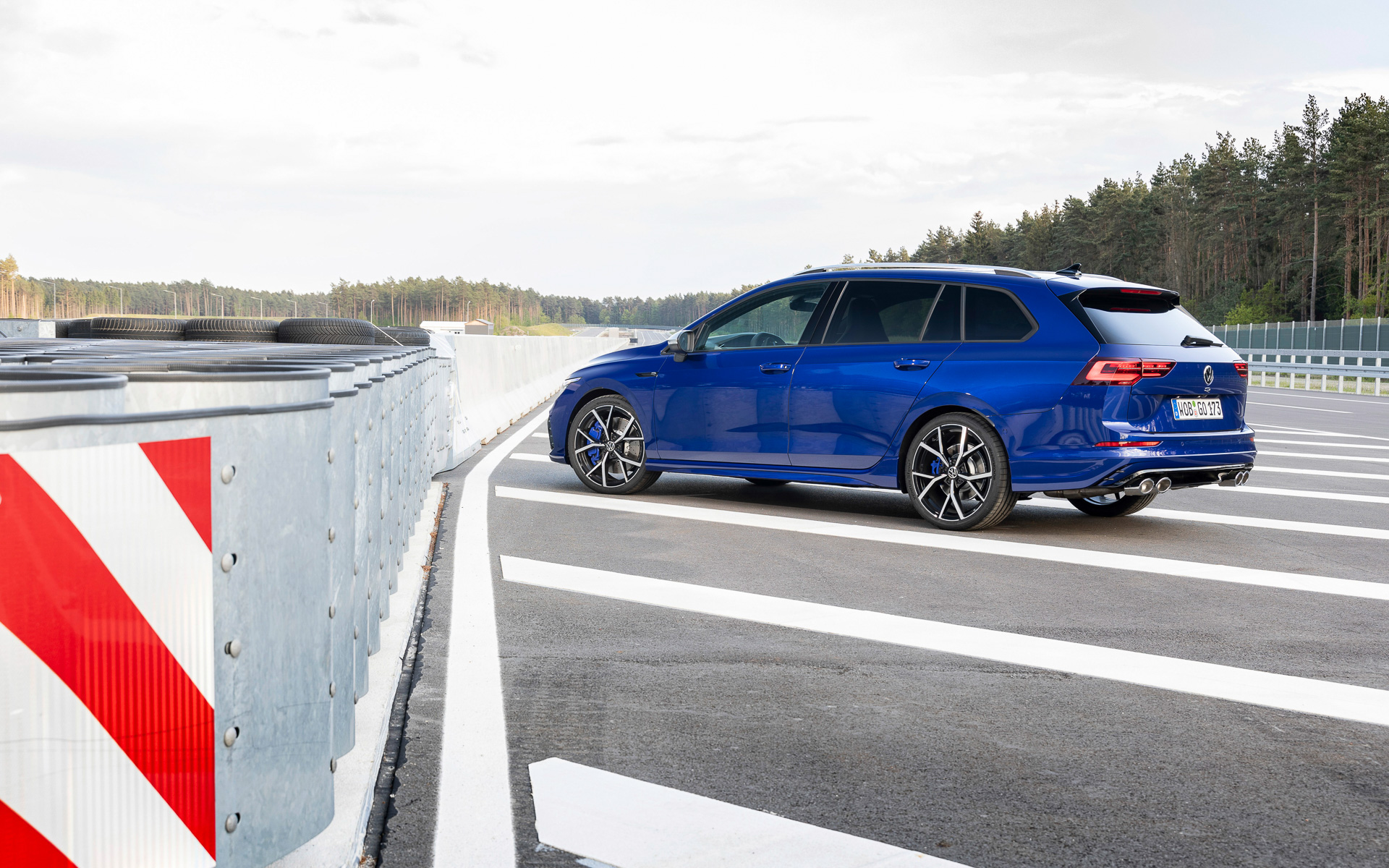 外観ではフロントスプリッターやサイドウィングが備わるフロントバンパー、光沢のブラックで塗装されたディフューザー、左右4本出しのスポーツエキゾーストシステムなどが与えられる