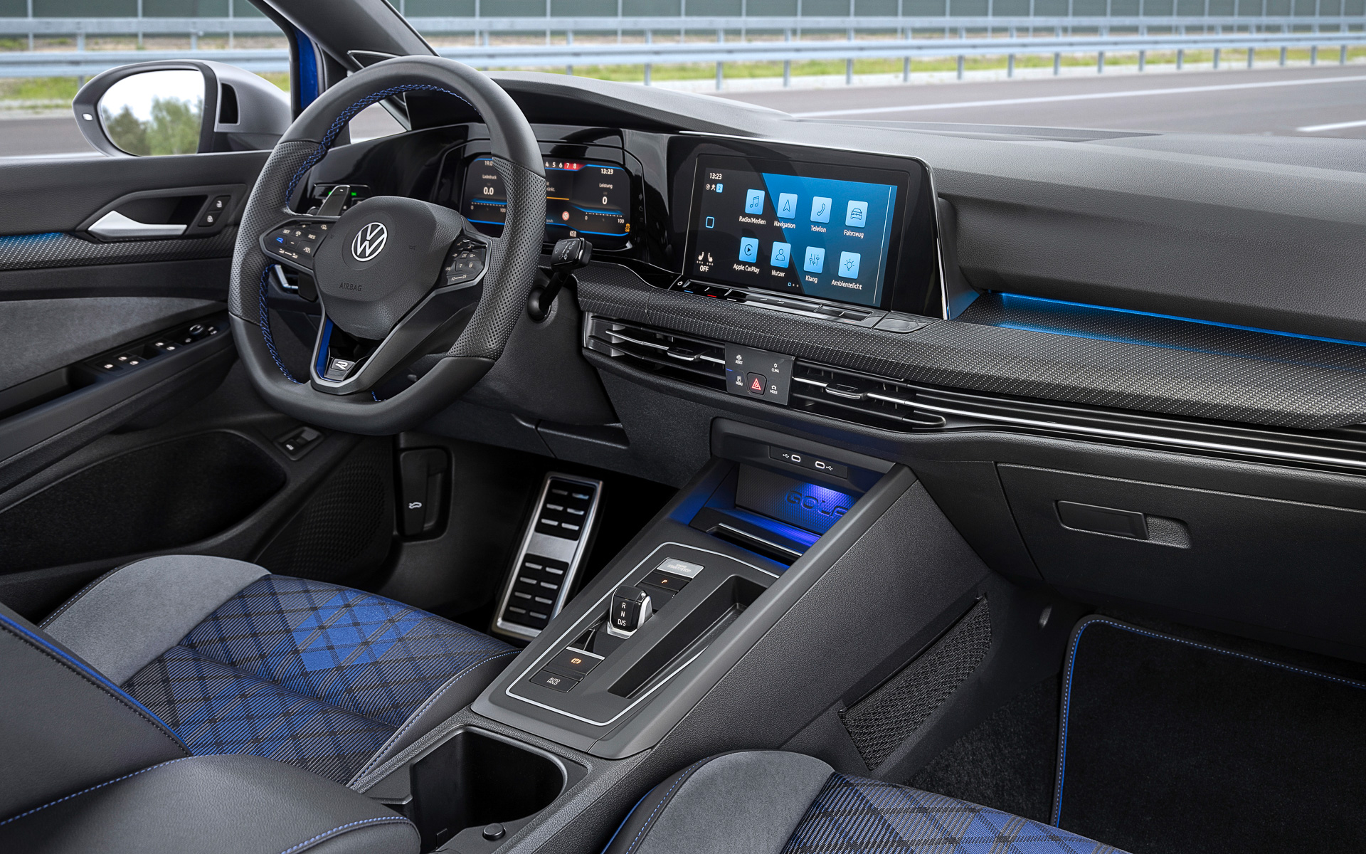 スポーツレザーステアリングやスポーツシートが備わる室内。ラゲッジスペース容量は611Lで、セカンドシートを折りたたむと最大で1642Lまで拡大できる