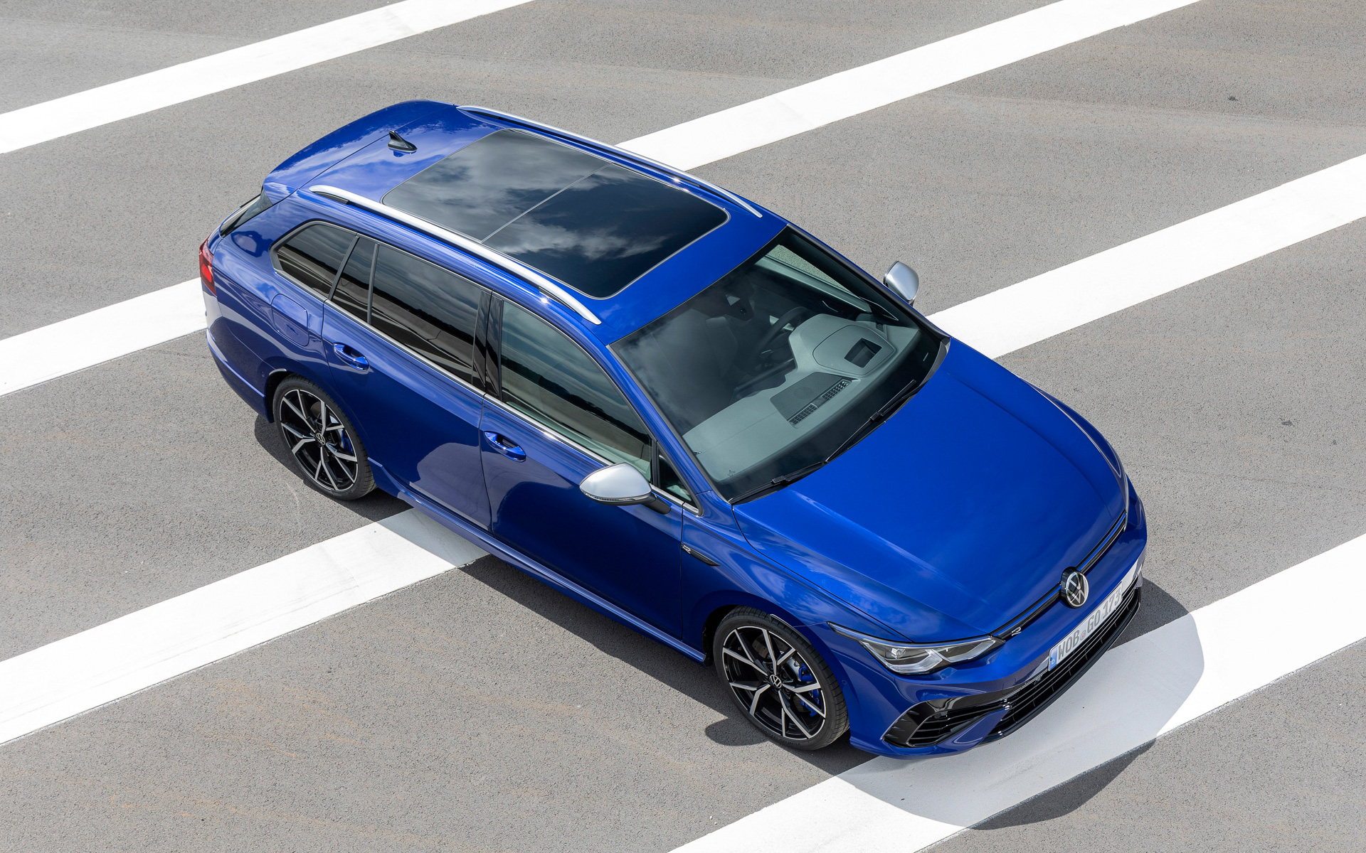 外観ではフロントスプリッターやサイドウィングが備わるフロントバンパー、光沢のブラックで塗装されたディフューザー、左右4本出しのスポーツエキゾーストシステムなどが与えられる