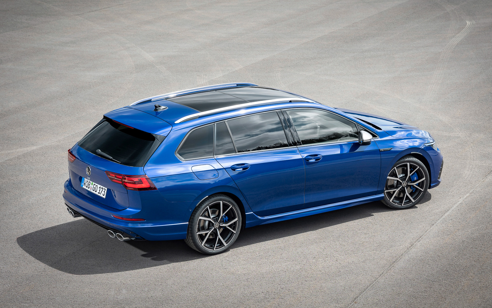 外観ではフロントスプリッターやサイドウィングが備わるフロントバンパー、光沢のブラックで塗装されたディフューザー、左右4本出しのスポーツエキゾーストシステムなどが与えられる