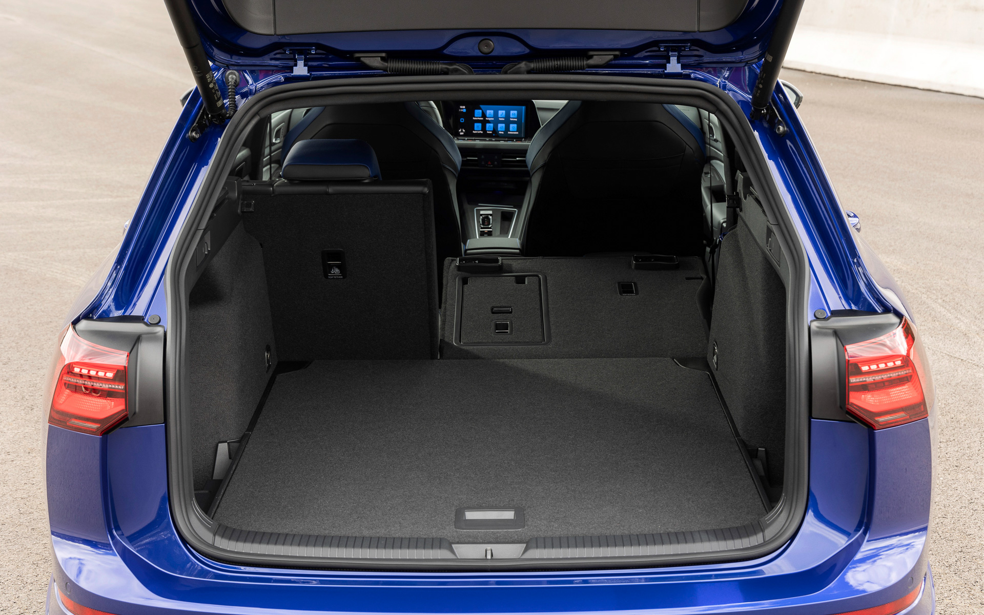 スポーツレザーステアリングやスポーツシートが備わる室内。ラゲッジスペース容量は611Lで、セカンドシートを折りたたむと最大で1642Lまで拡大できる