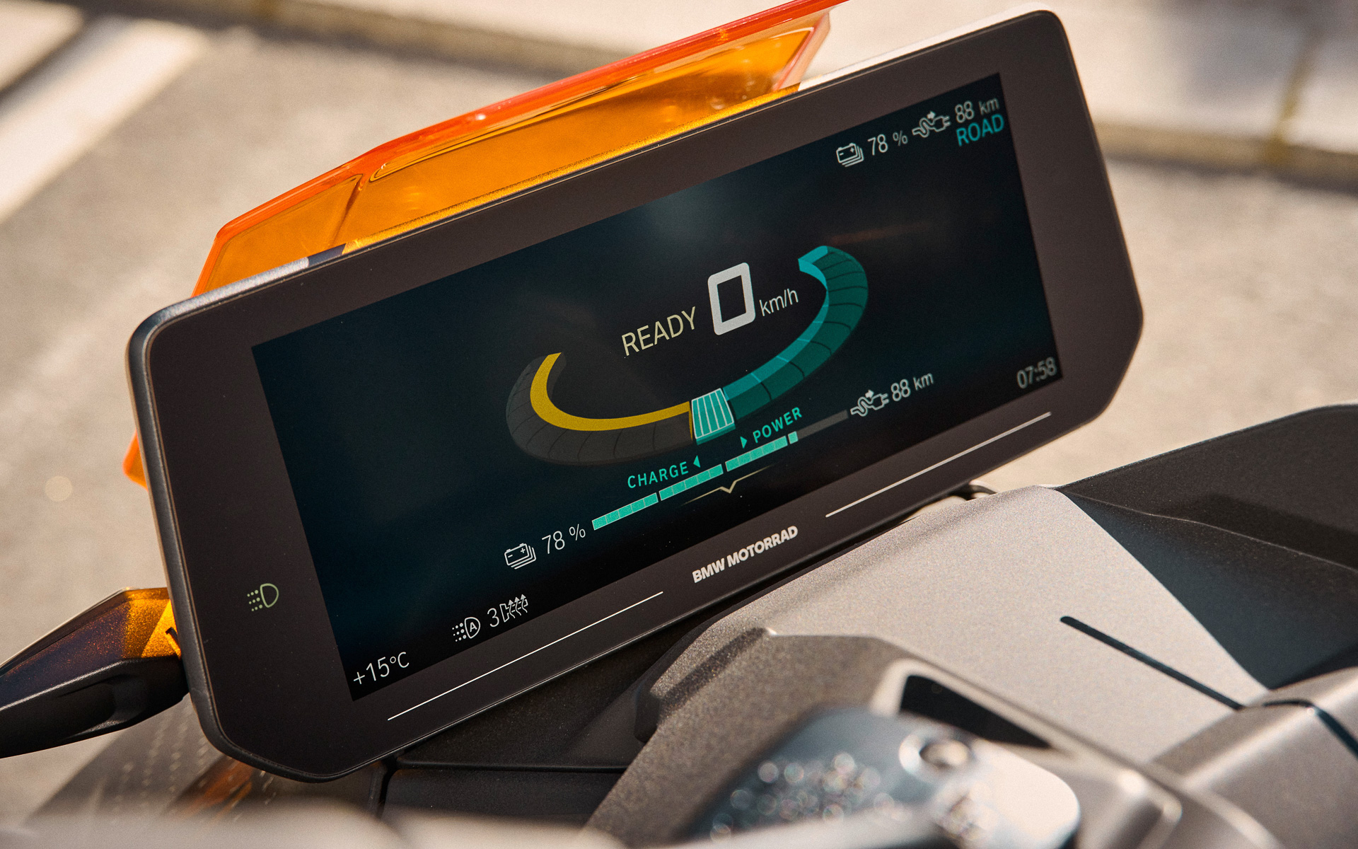 ナビゲーションとコネクティビティを統合した10.25インチTFTカラースクリーンを標準装備し、優れた視認性、分かりやすいメニュー表示やナビゲーション表示を実現した