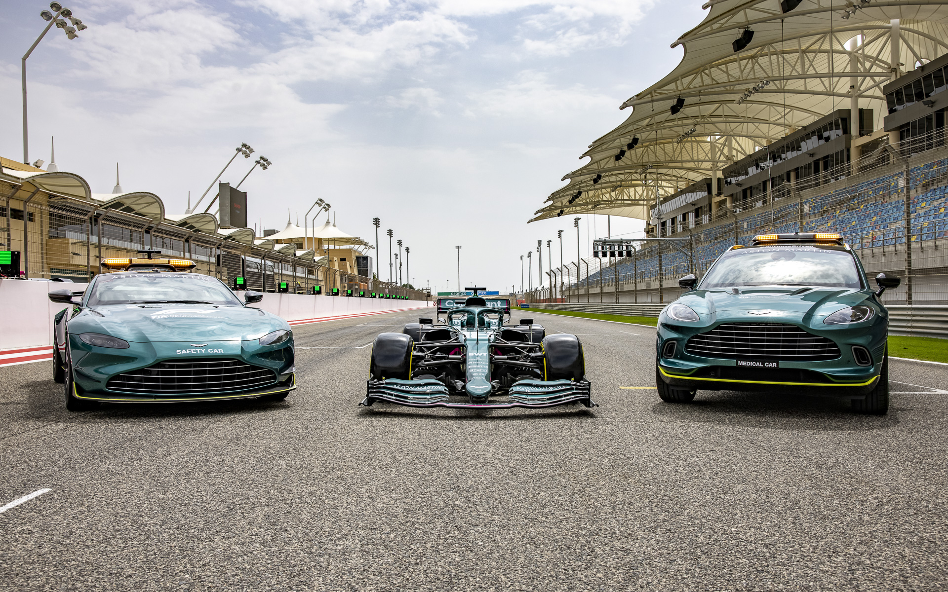 F1カーのAMR21（中）とF1で使用されるセーフティカーのヴァンテージ（左）、メディカルカーのDBX（右）