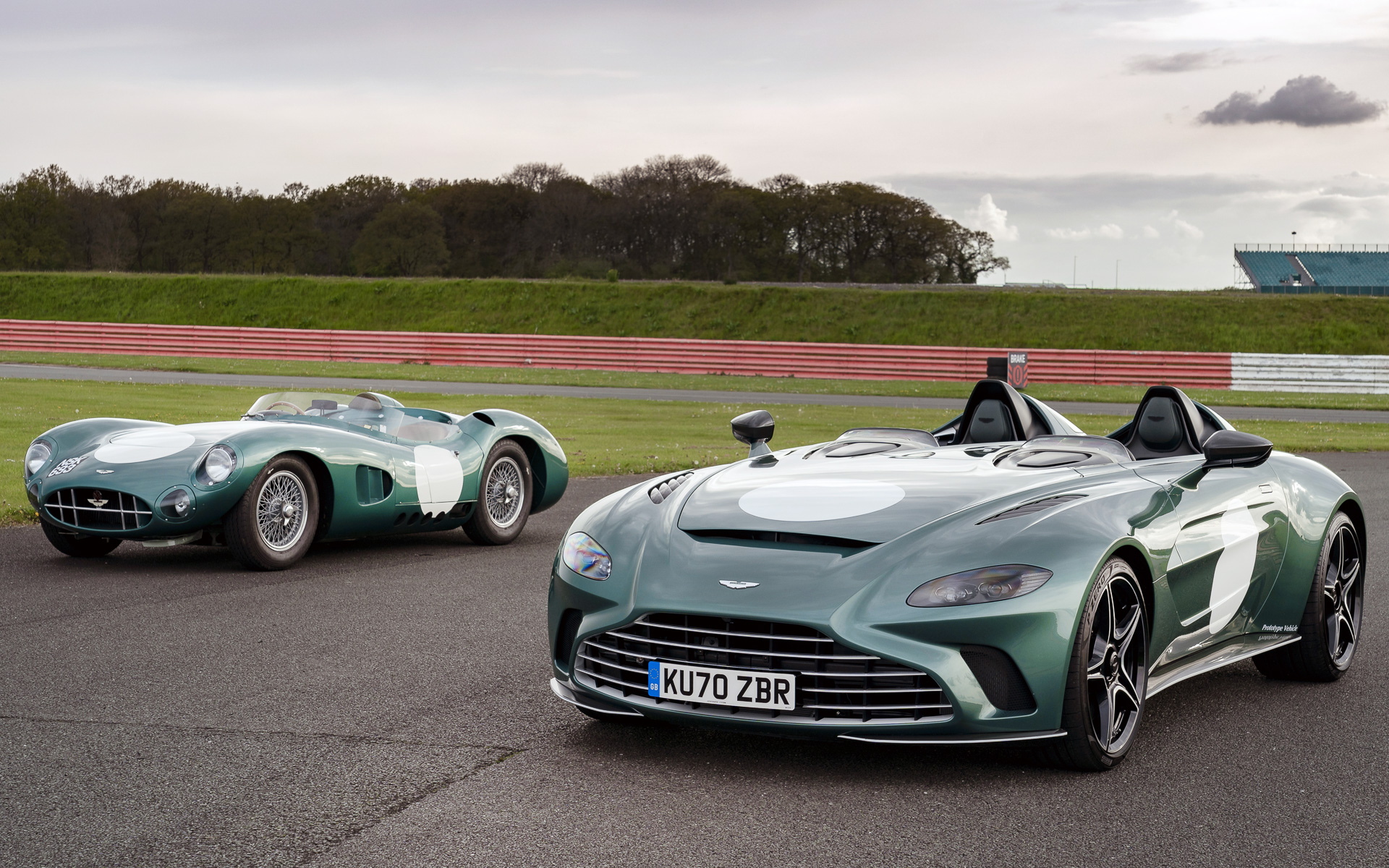 V12 スピードスター（右）とDBR1（左）