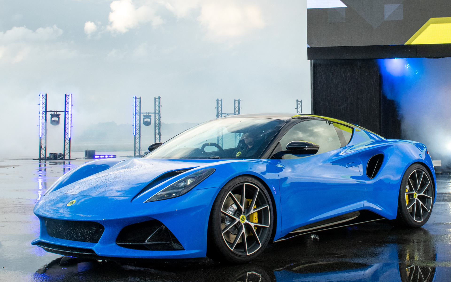 新型車エミーラ