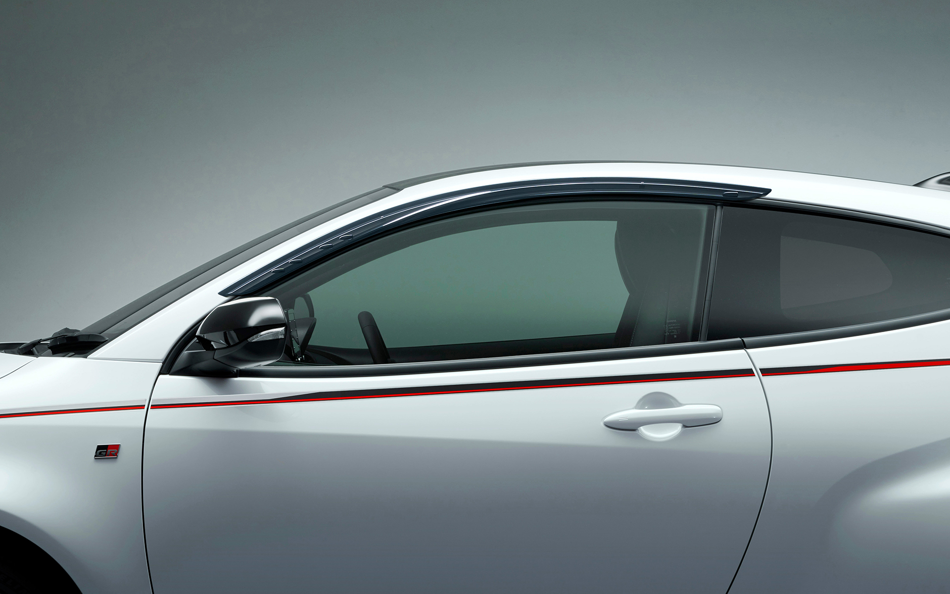 GR スポーツサイドバイザーの装着イメージ