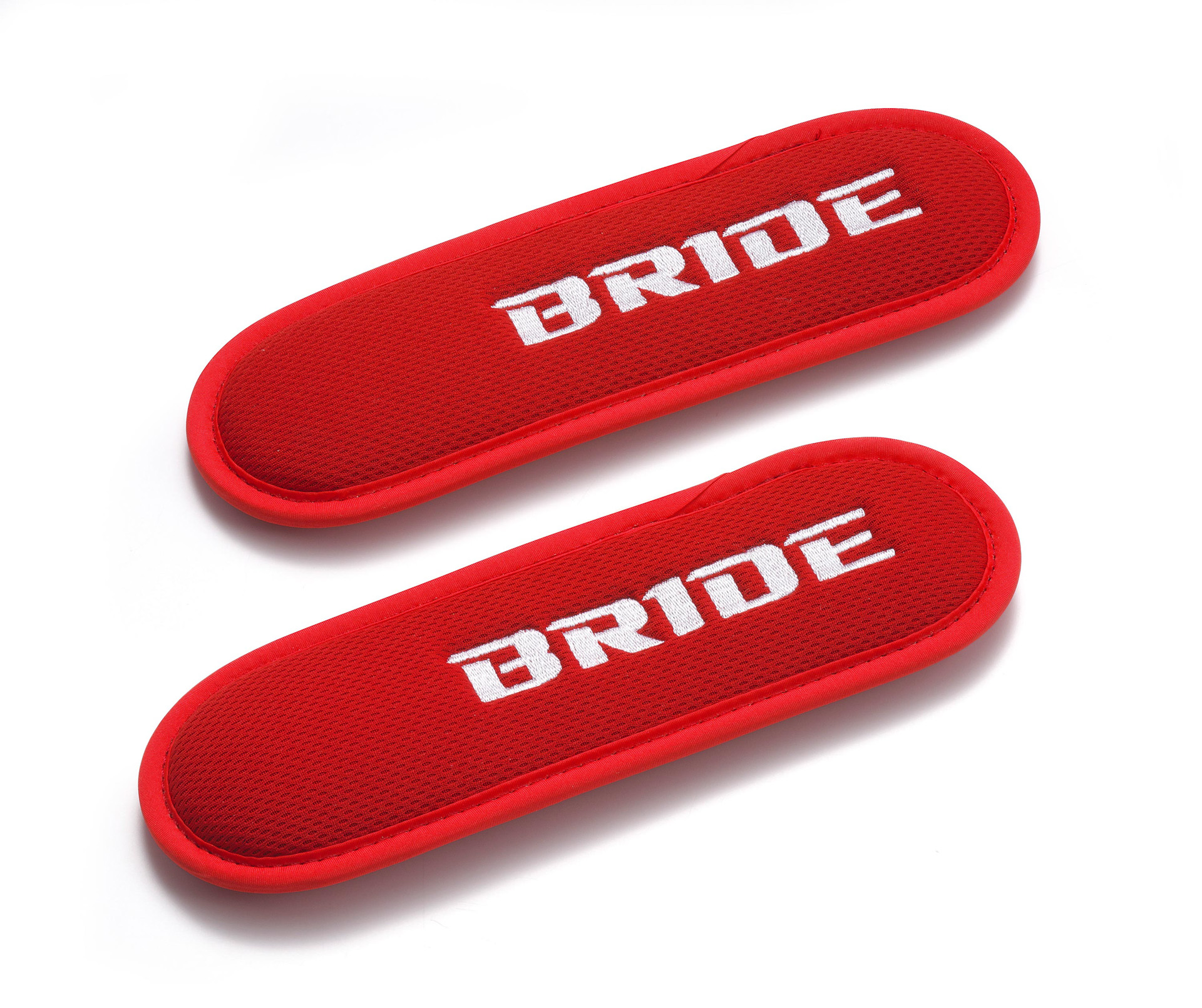 サポートピローパッド（ベルトカバー）は、ブラックとレッドの2セットが付属