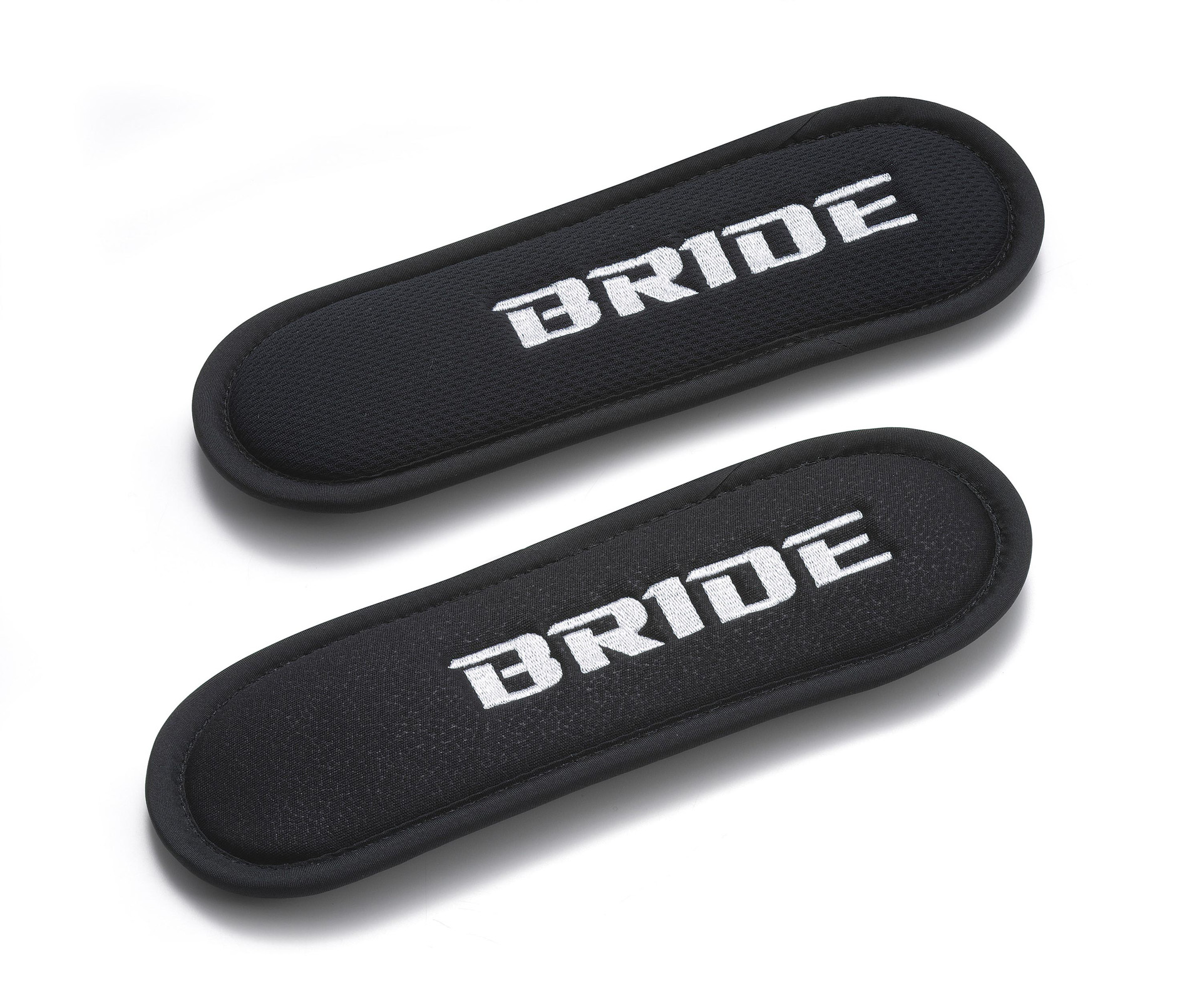 サポートピローパッド（ベルトカバー）は、ブラックとレッドの2セットが付属