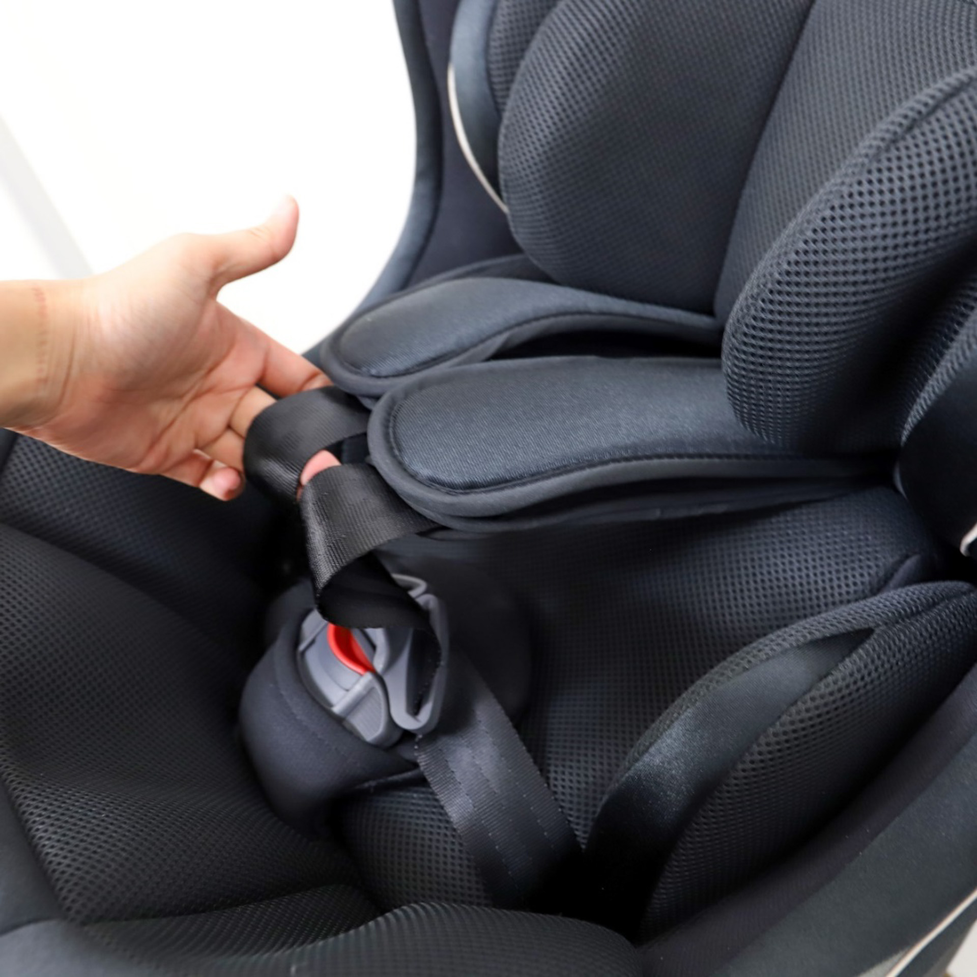 肩ベルトの引き出し量をアップして赤ちゃんの乗せおろしをサポート