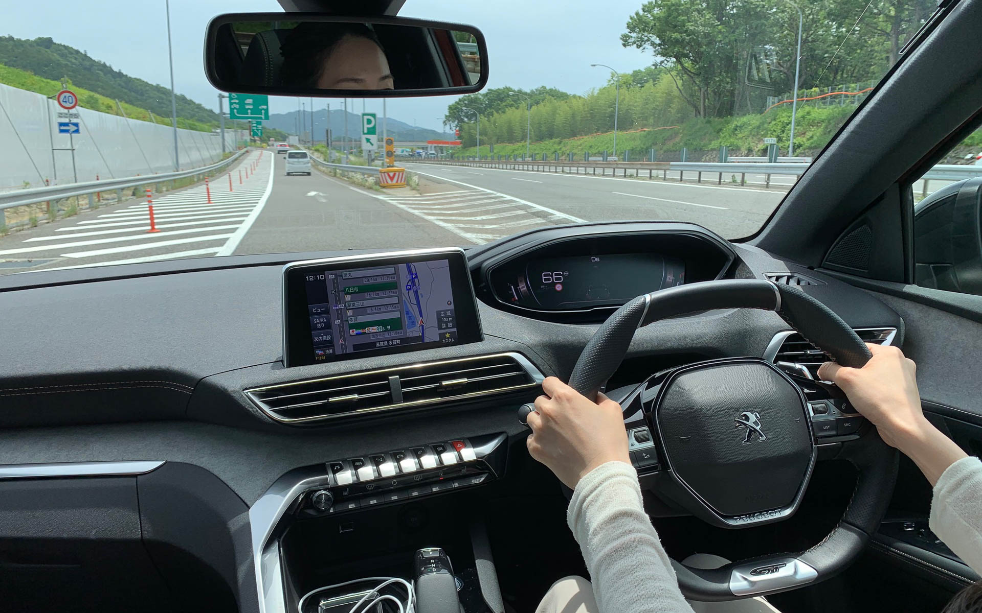 ガラスルーフで明るいキャビンは爽快です。小径ハンドルとメーターの関係が分かると思います。9時15分の位置で押すように操作するとスマートにドライブできます