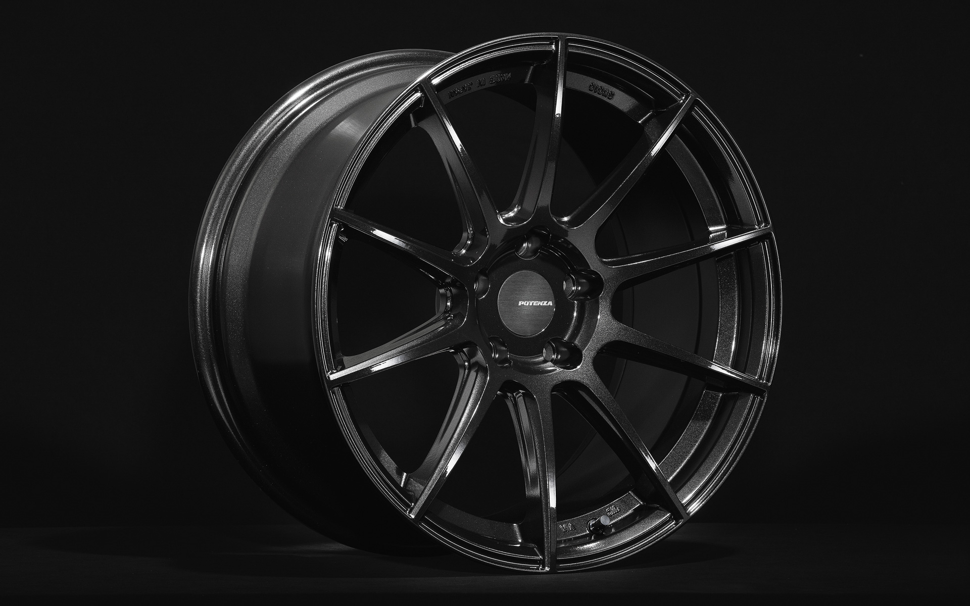 製造：鋳造、構造：1ピース、サイズラインアップ：15インチ～19インチ、カラーバリエーション：シャイニングシルバー、パールブラック