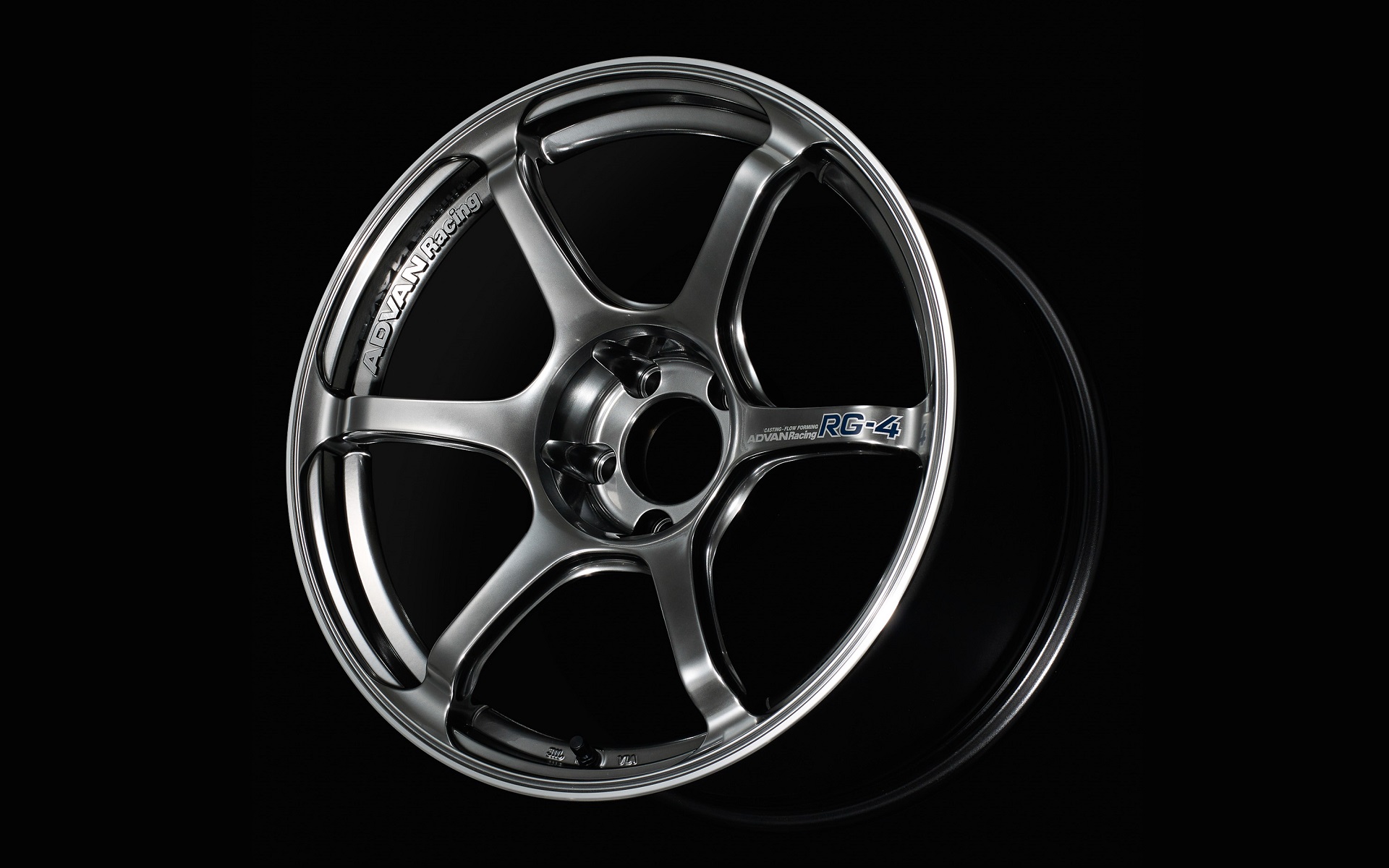 製造：鋳造、構造：1ピース、サイズラインアップ：18インチ、カラーバリエーション：レーシングハイパーブラック＆リング、セミグロスブラック、レーシングホワイトメタリック＆リング、レーシングコッパーブロンズ