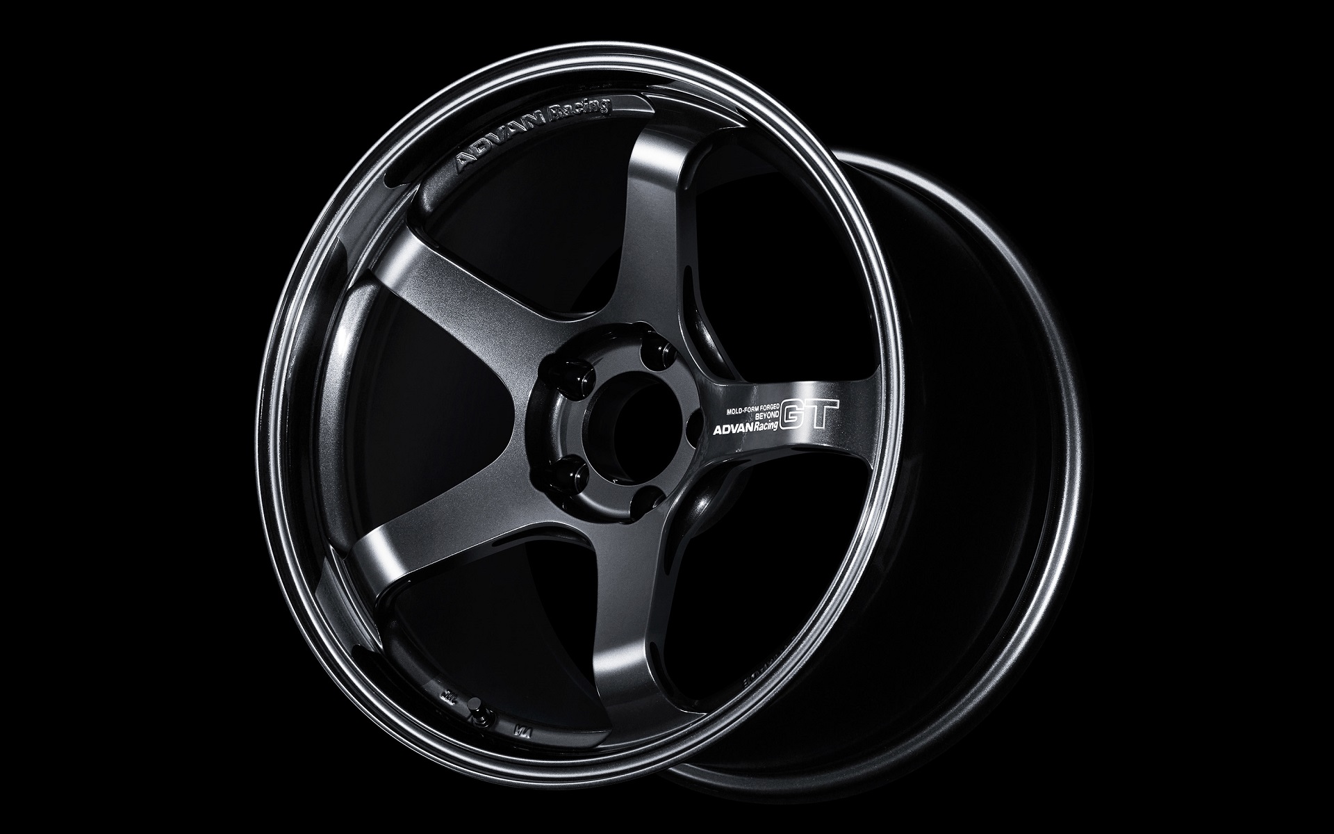 製造：鍛造、構造：1ピース、サイズラインアップ：18インチ（8月発売予定）、19インチ、20インチ（7月発売予定）、カラーバリエーション：マシニング＆レーシングハイパーブラック、レーシングチタニウムブラック、レーシングコッパーブロンズ、レーシングサンドメタリック