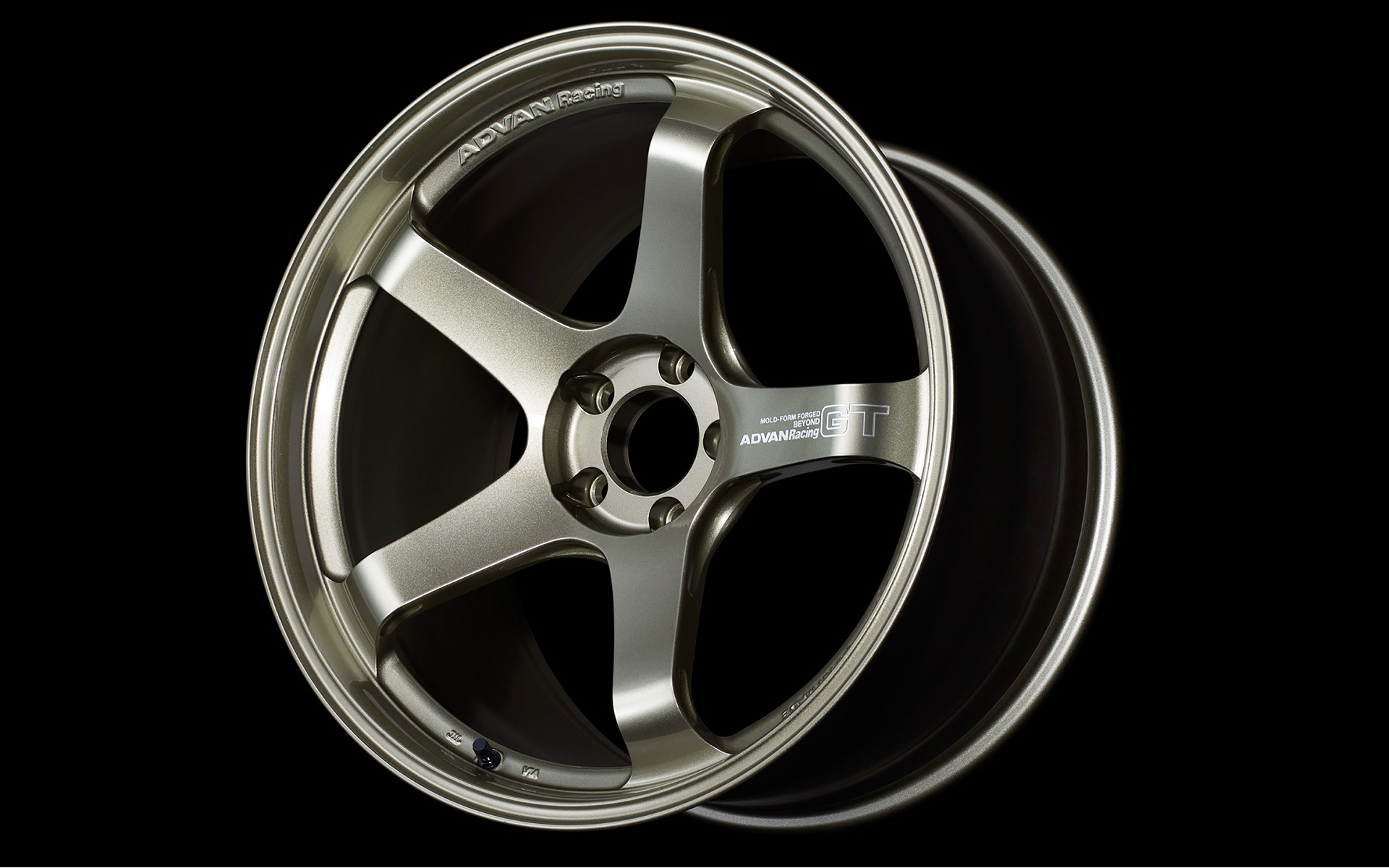 製造：鍛造、構造：1ピース、サイズラインアップ：18インチ（8月発売予定）、19インチ、20インチ（7月発売予定）、カラーバリエーション：マシニング＆レーシングハイパーブラック、レーシングチタニウムブラック、レーシングコッパーブロンズ、レーシングサンドメタリック