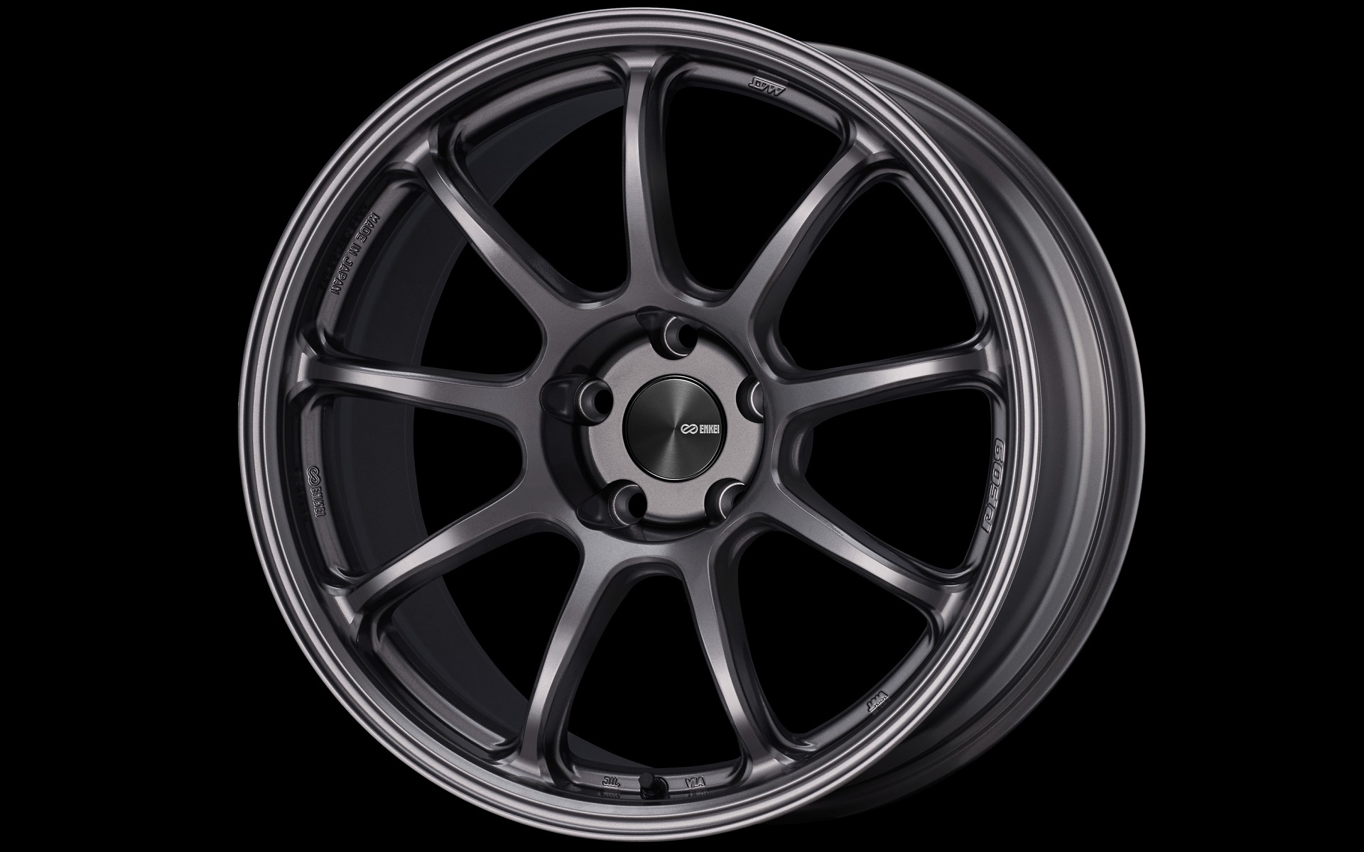 製造：MAT製法（鋳造）、構造：1ピース、サイズラインアップ：15インチ～18インチ、カラーバリエーション：ダークシルバー、マットダークガンメタリック