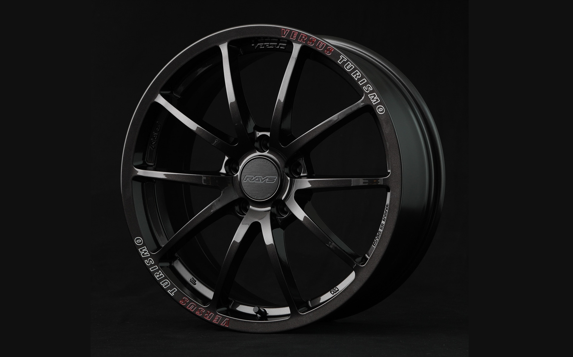 製造：鋳造、構造：1ピース、サイズラインアップ：18インチ～19インチ、カラーバリエーション：スーパーダークガンメタ/文字MC/RAP（レッドクリア）