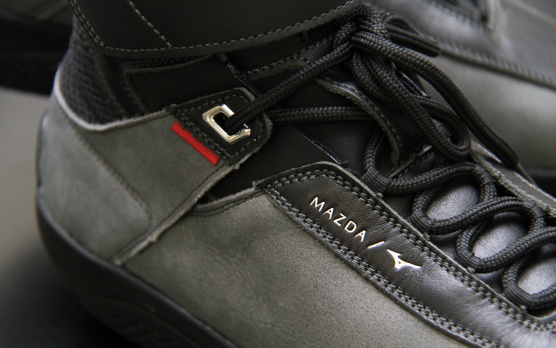 マツダとミズノが共同開発した「マツダ/ミズノ ドライビングシューズ」