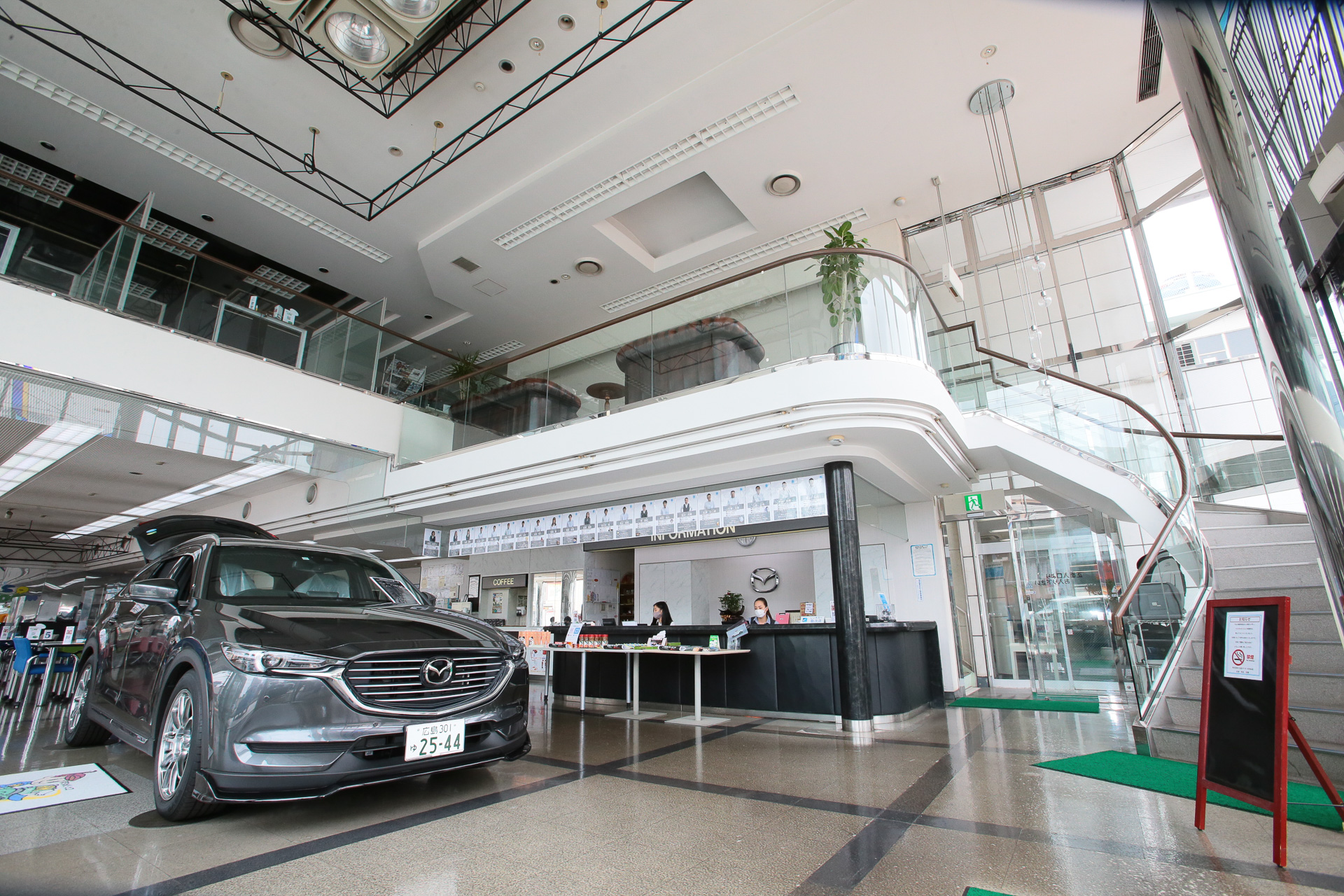マツダ車をじっくり確認できる広島マツダ 大州本店の1階ショールーム