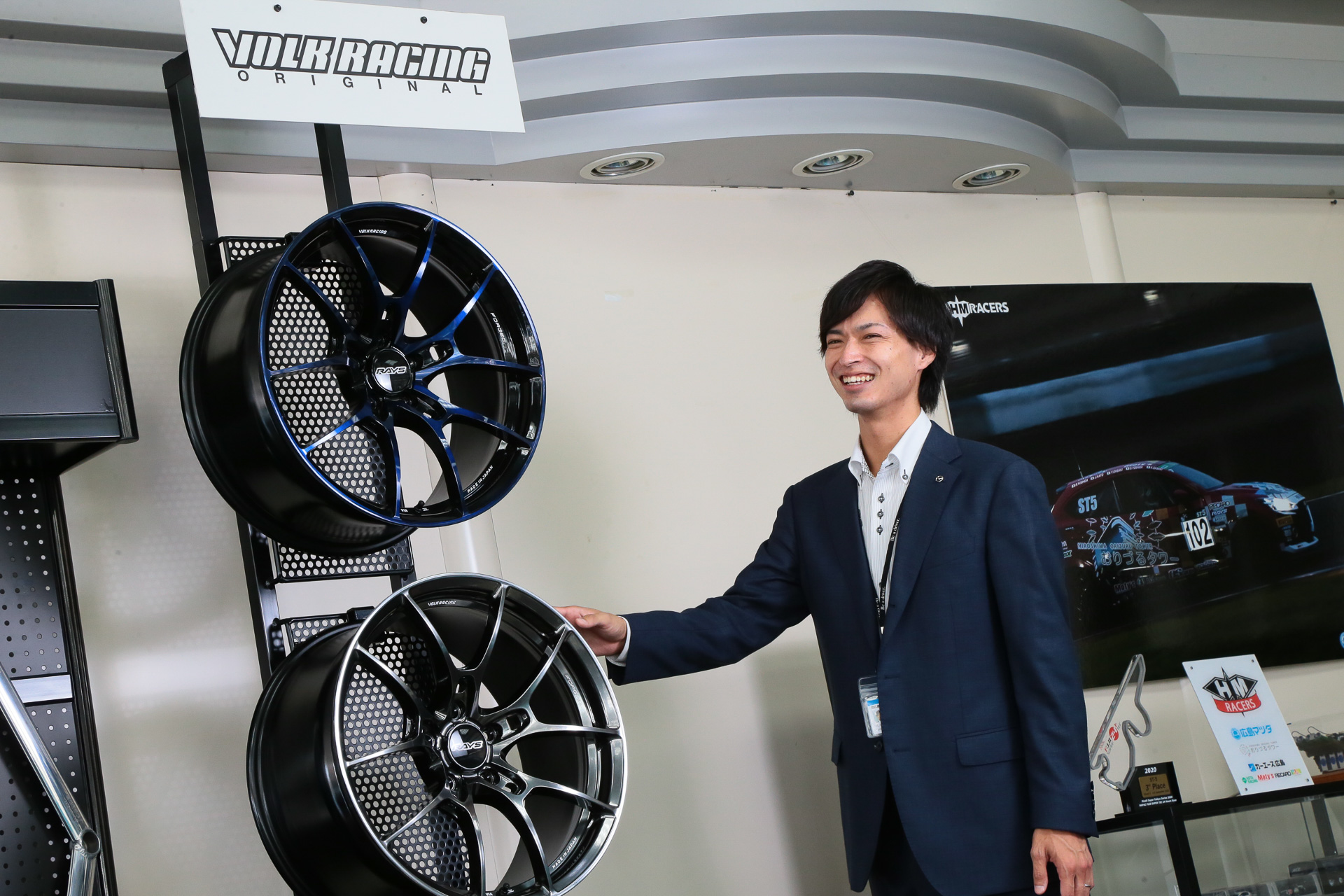 ショールーム2階ではオリジナルのチューニングパーツやレイズホイールの展示も行なっている。「レイズホイールの相談も気軽にしてください」とは広島マツダ 販売グループ 係長の佐々木聡氏