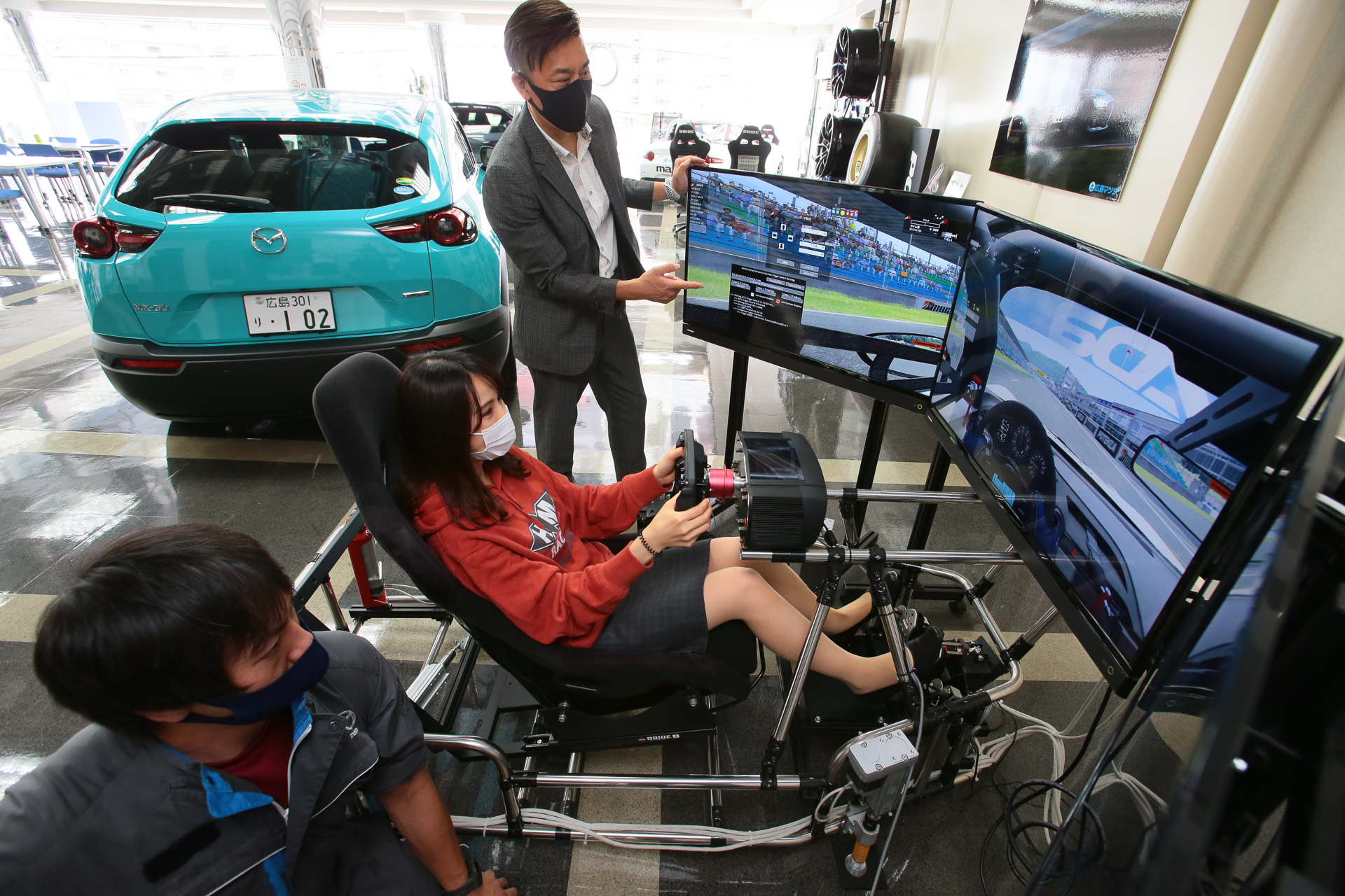 レーシングシミュレーターが置かれるディーラーも珍しい。こちらは体験も可能