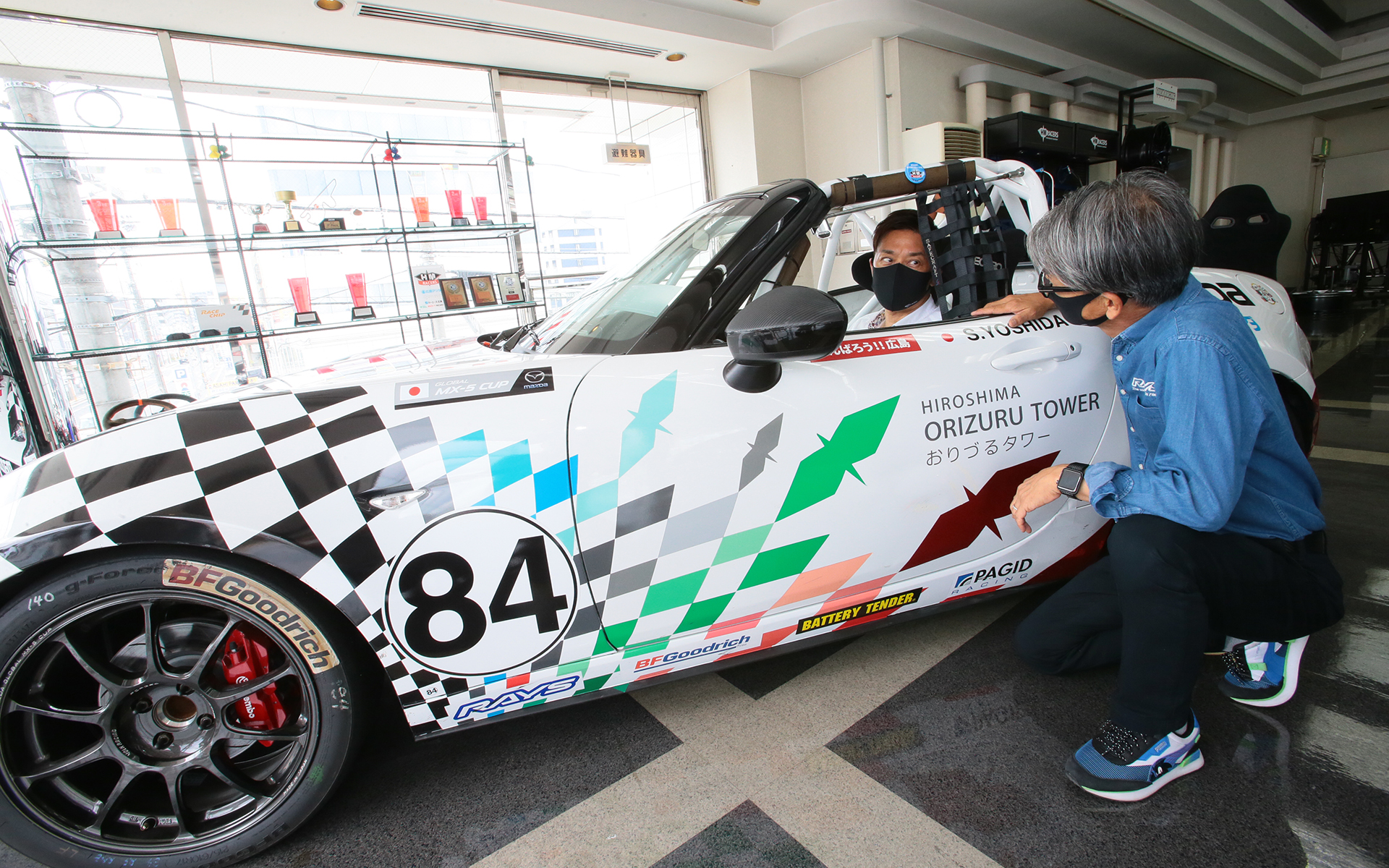 GLOBAL MX-5 CUP参戦車両とともに。松田氏はレース参戦当初、興味はそこまでなかったというが全く違う世界に触れたことでどんどんのめり込んでいったという