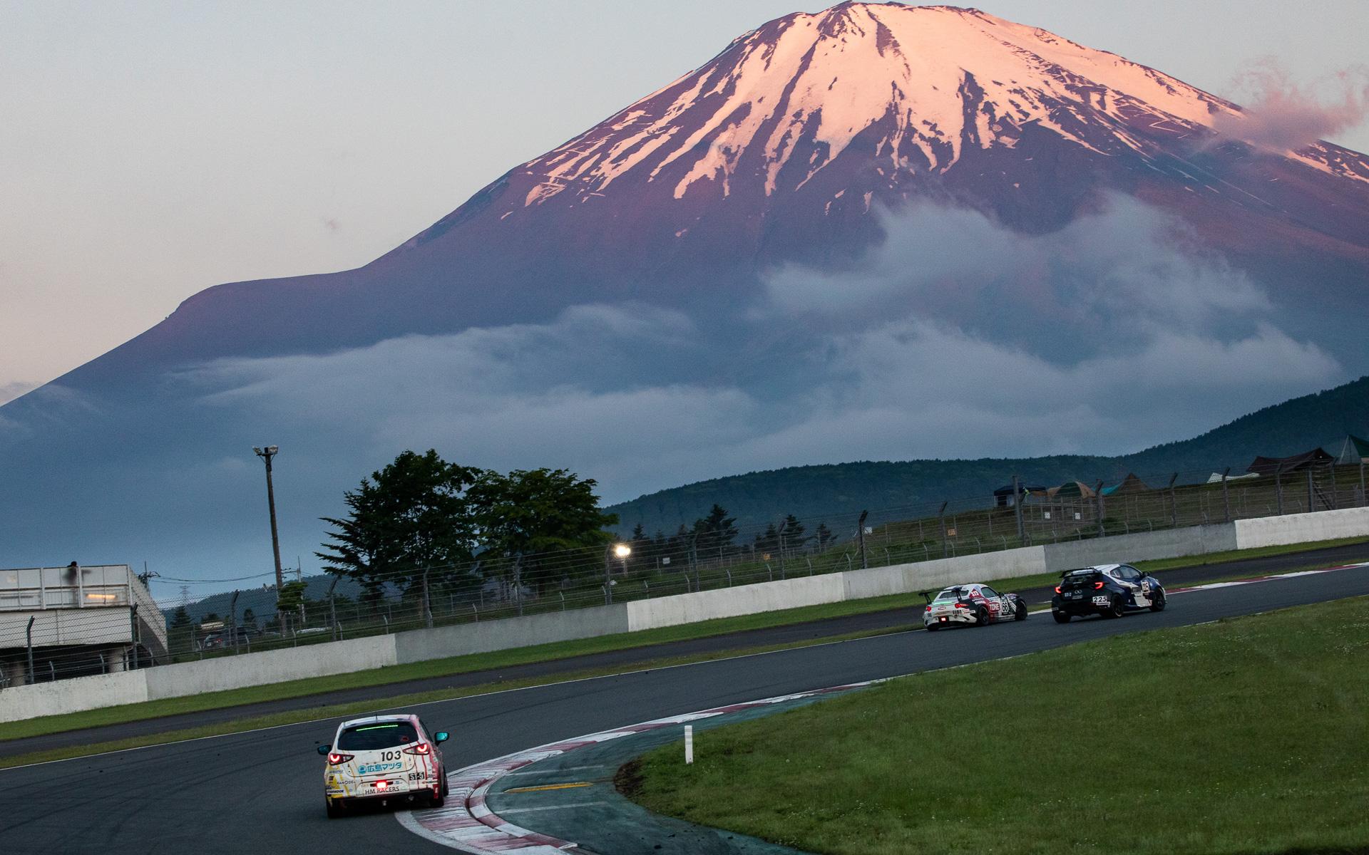「参戦を続けていくにつれて参加メンバー全員がレースやクルマに夢中になり、今ではいい研修の場となっている」と松田氏