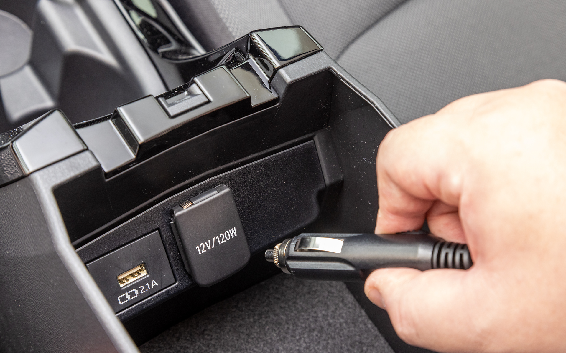 後は電源をシガーソケットに差し込むだけ