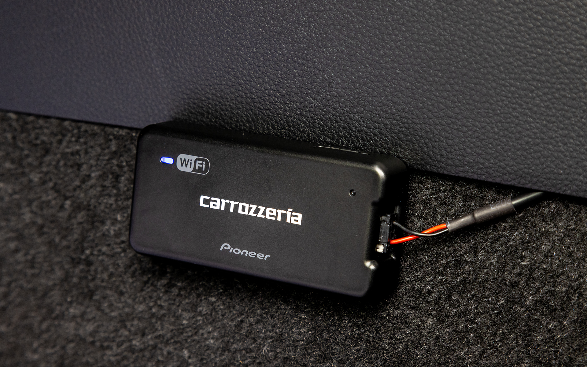 電源ケーブルをつなぐと10～15秒ほどでLEDが青になり利用可能に