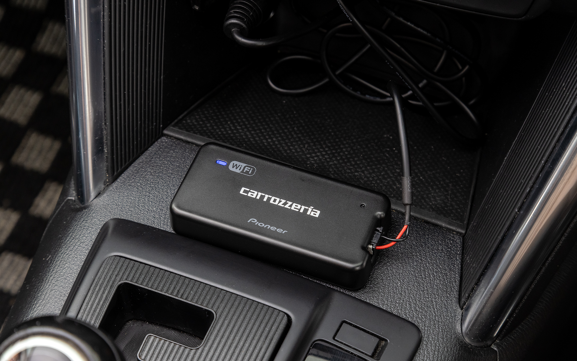 自分のクルマにも装着してみた。こんなアバウトな感じでも大丈夫