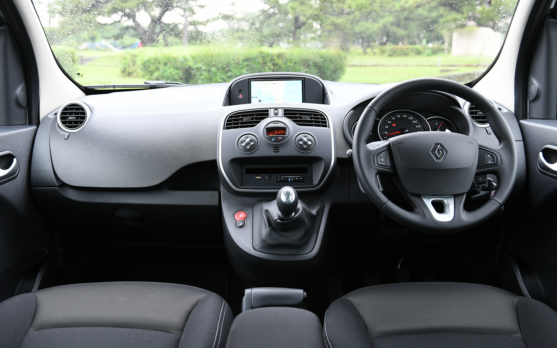 インテリアで標準車との大きな差はないが、ディーゼルエンジン用にギヤ比を最適化した6速MTのシフトノブが目を引く