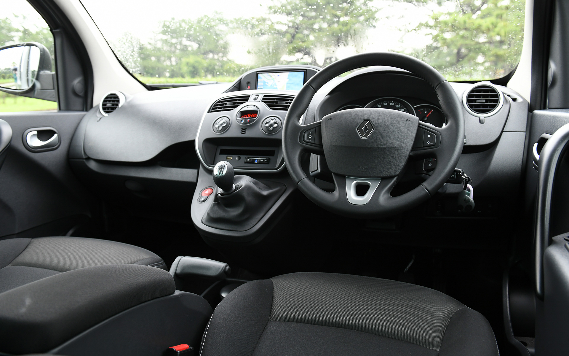 インテリアで標準車との大きな差はないが、ディーゼルエンジン用にギヤ比を最適化した6速MTのシフトノブが目を引く