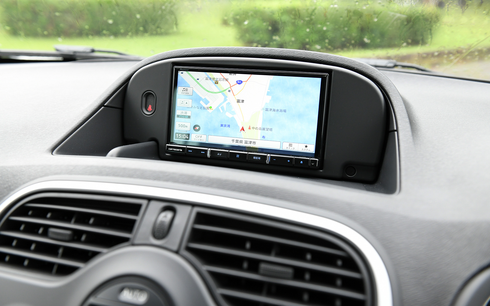 インテリアで標準車との大きな差はないが、ディーゼルエンジン用にギヤ比を最適化した6速MTのシフトノブが目を引く