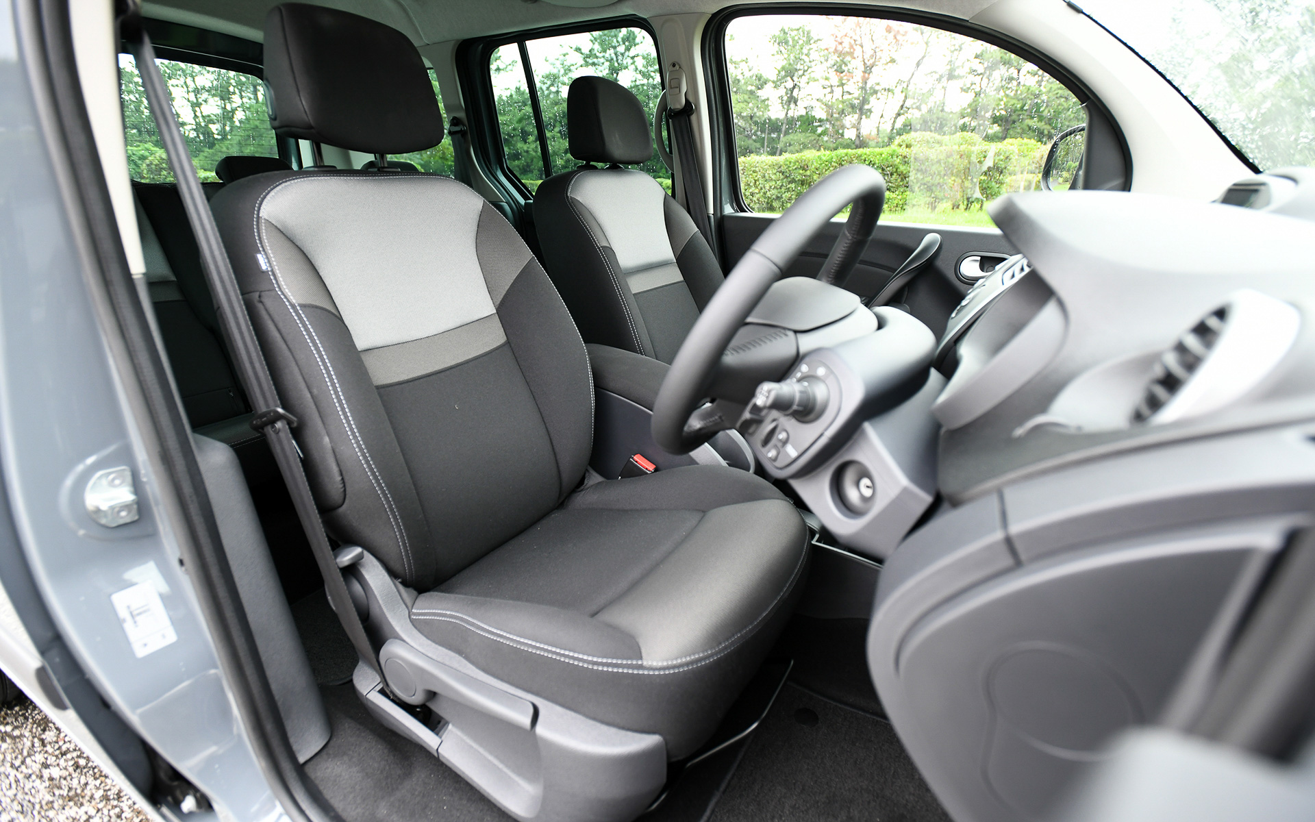 インテリアで標準車との大きな差はないが、ディーゼルエンジン用にギヤ比を最適化した6速MTのシフトノブが目を引く