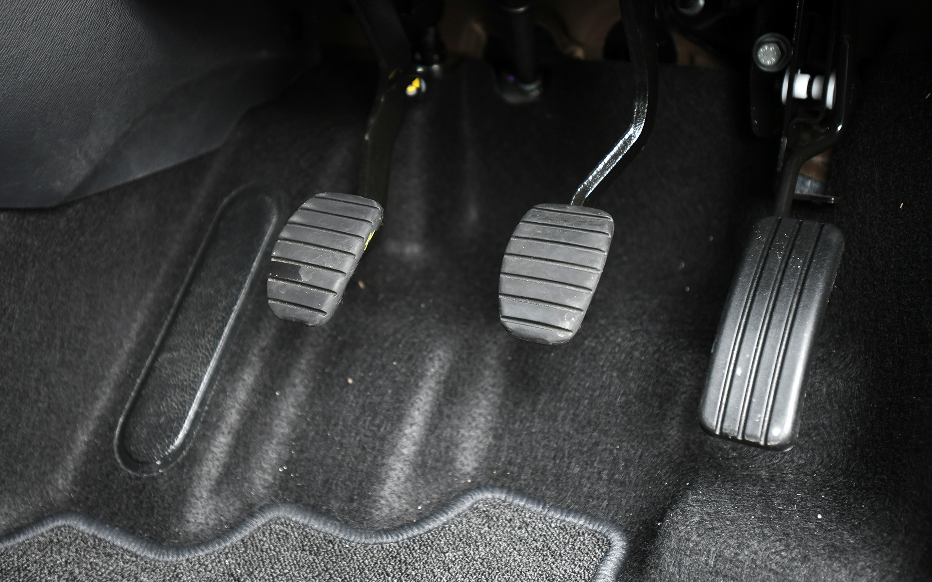 インテリアで標準車との大きな差はないが、ディーゼルエンジン用にギヤ比を最適化した6速MTのシフトノブが目を引く