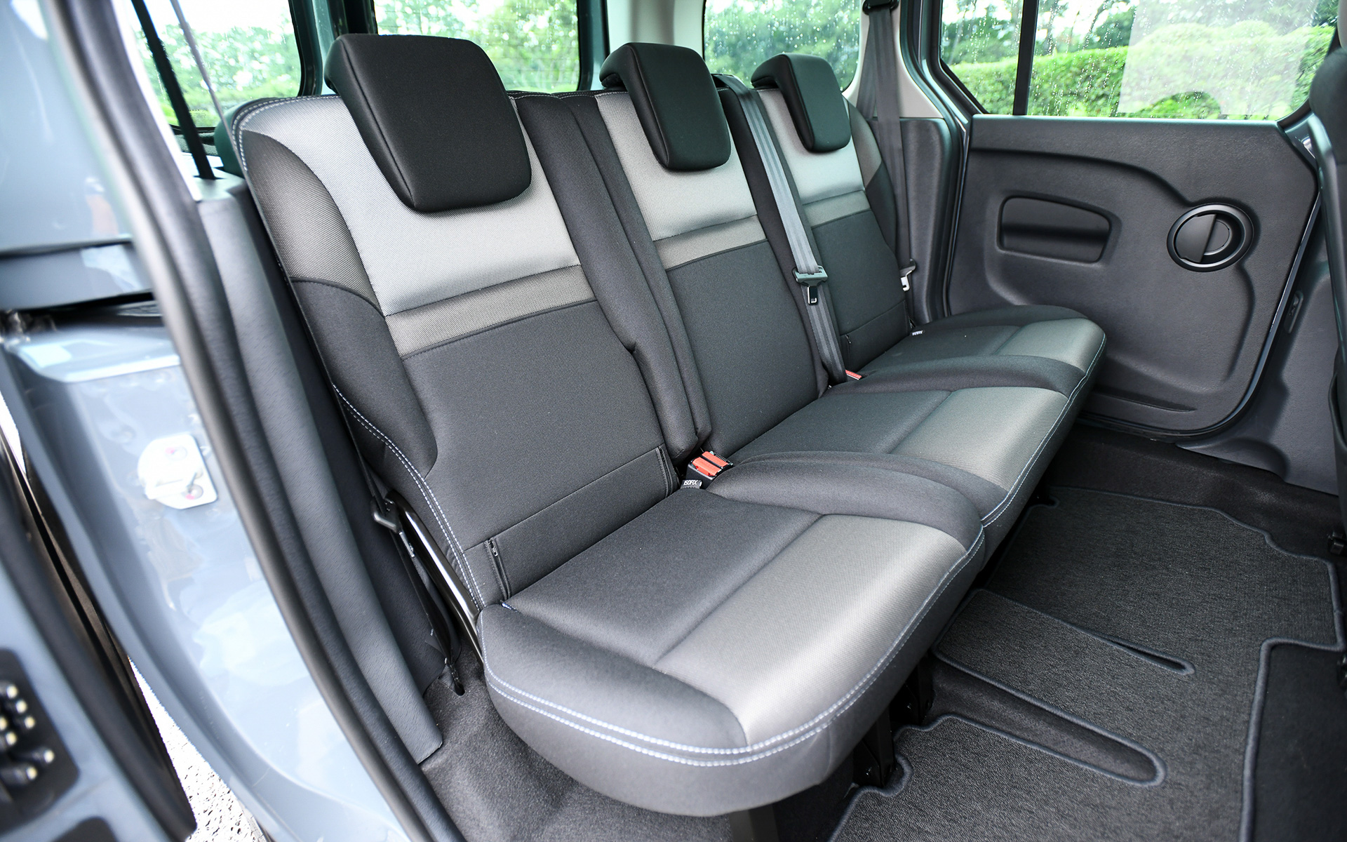 インテリアで標準車との大きな差はないが、ディーゼルエンジン用にギヤ比を最適化した6速MTのシフトノブが目を引く