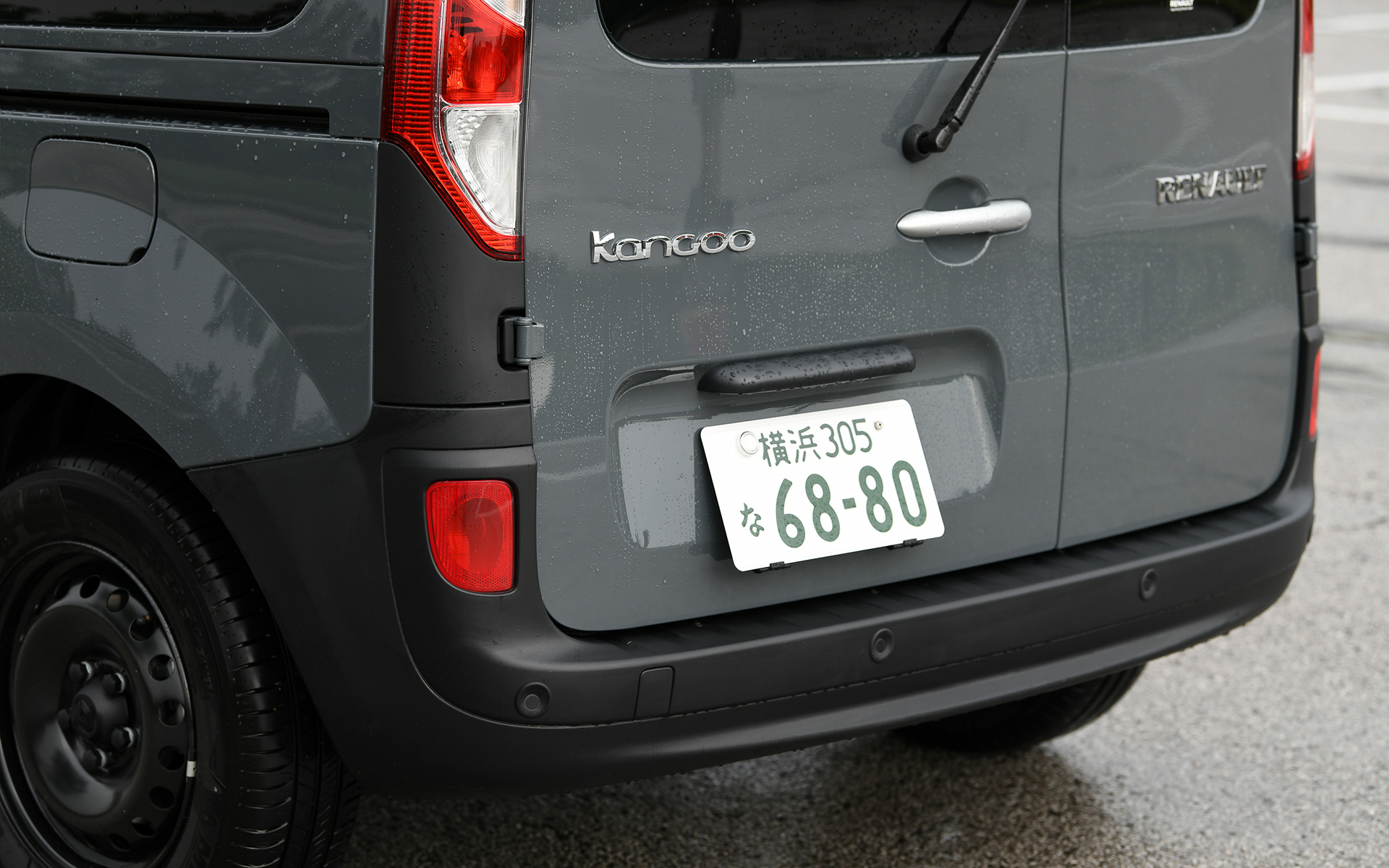 外観ではブラックフロント/リアバンパー、LEDデイタイムランプ、15インチのブラックスチールホイール（タイヤは195/65R15サイズのミシュラン「ENERGY SAVER」）、ブラックセンターキャップ、ブラックホイールボルトカバーなどを専用装備。また、車庫入れの際に便利なバックソナーや、限定車の証となる「LIMITED」エンブレムが装備される