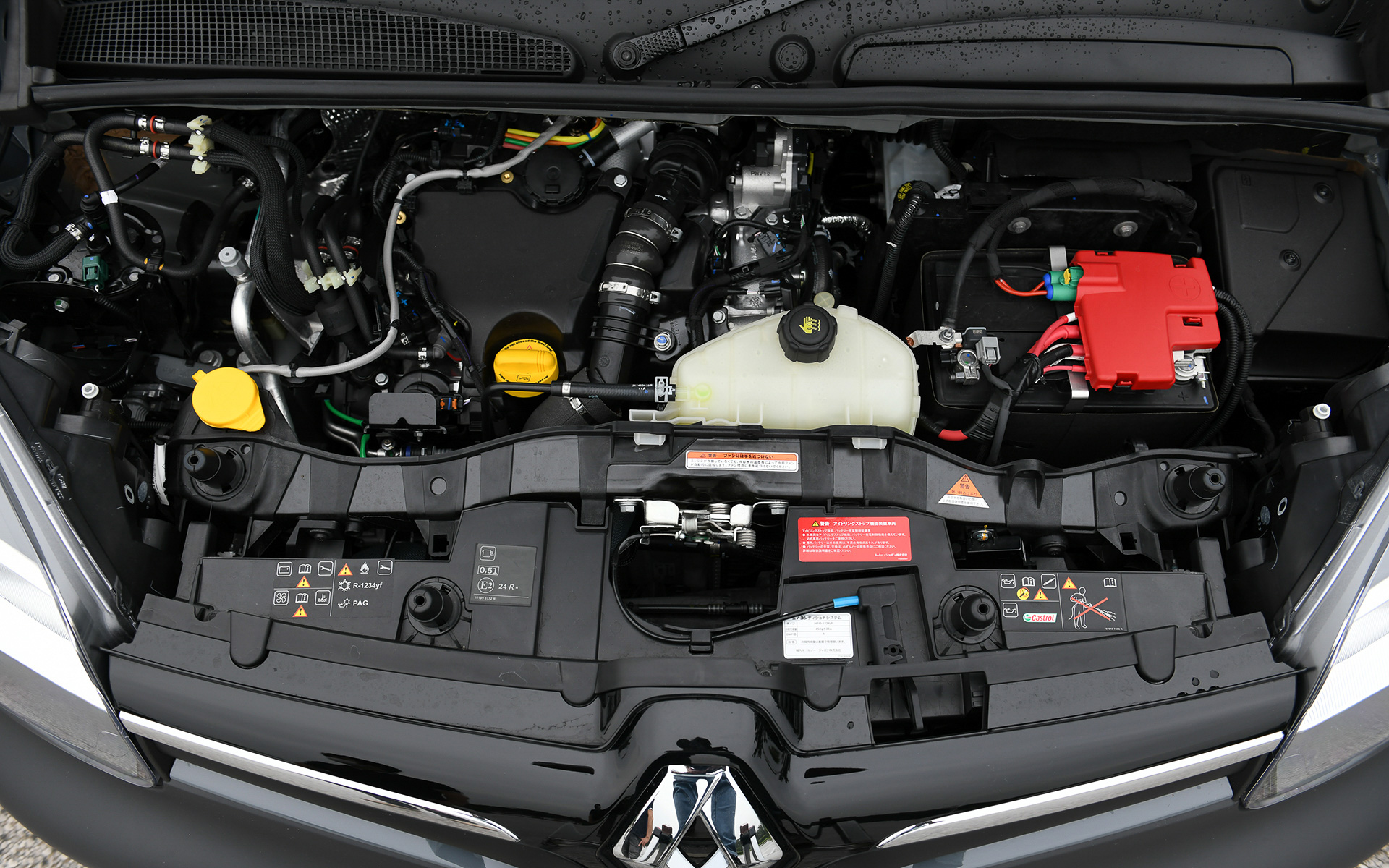 直列4気筒SOHC 1.5リッター直噴ディーゼルターボ「K9K」型エンジンは最高出力85kW（116PS）/3750rpm、最大トルク260Nm（26.5kgfm）/2000rpmを発生。車両重量は従来の1.2リッターガソリンターボ（115PS/190Nm）に6速MTを組み合わせる「カングーゼン 6MT」から90kg増の1520kg。WLTCモード燃費は19.0km/L