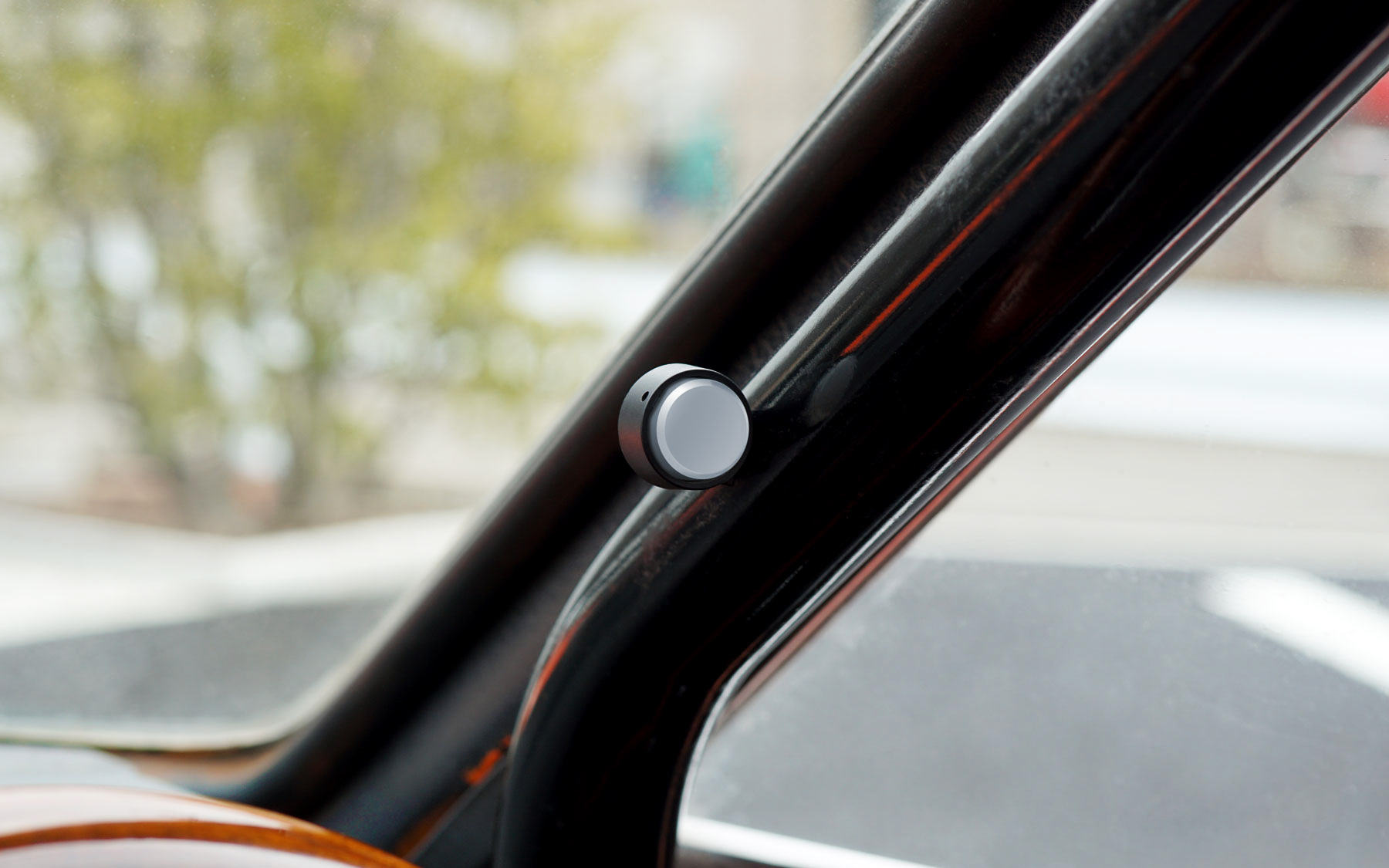 薄くて小型な軽量ランプ部はさまざまな場所に装着可能