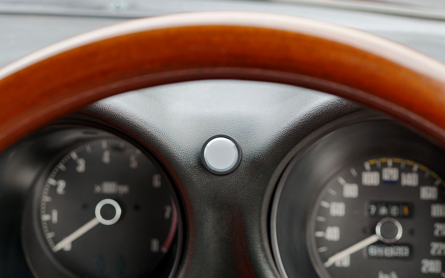 薄くて小型な軽量ランプ部はさまざまな場所に装着可能