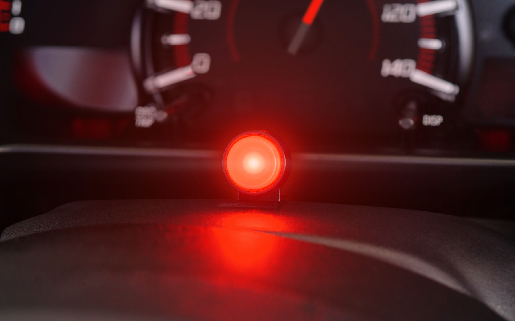 ランプ部には高輝度LEDを採用し、昼間でも認識性の高い発光を誇る。内蔵の光センサーによって周囲の明るさに応じて昼夜2段階の輝度調整機能が行なえる