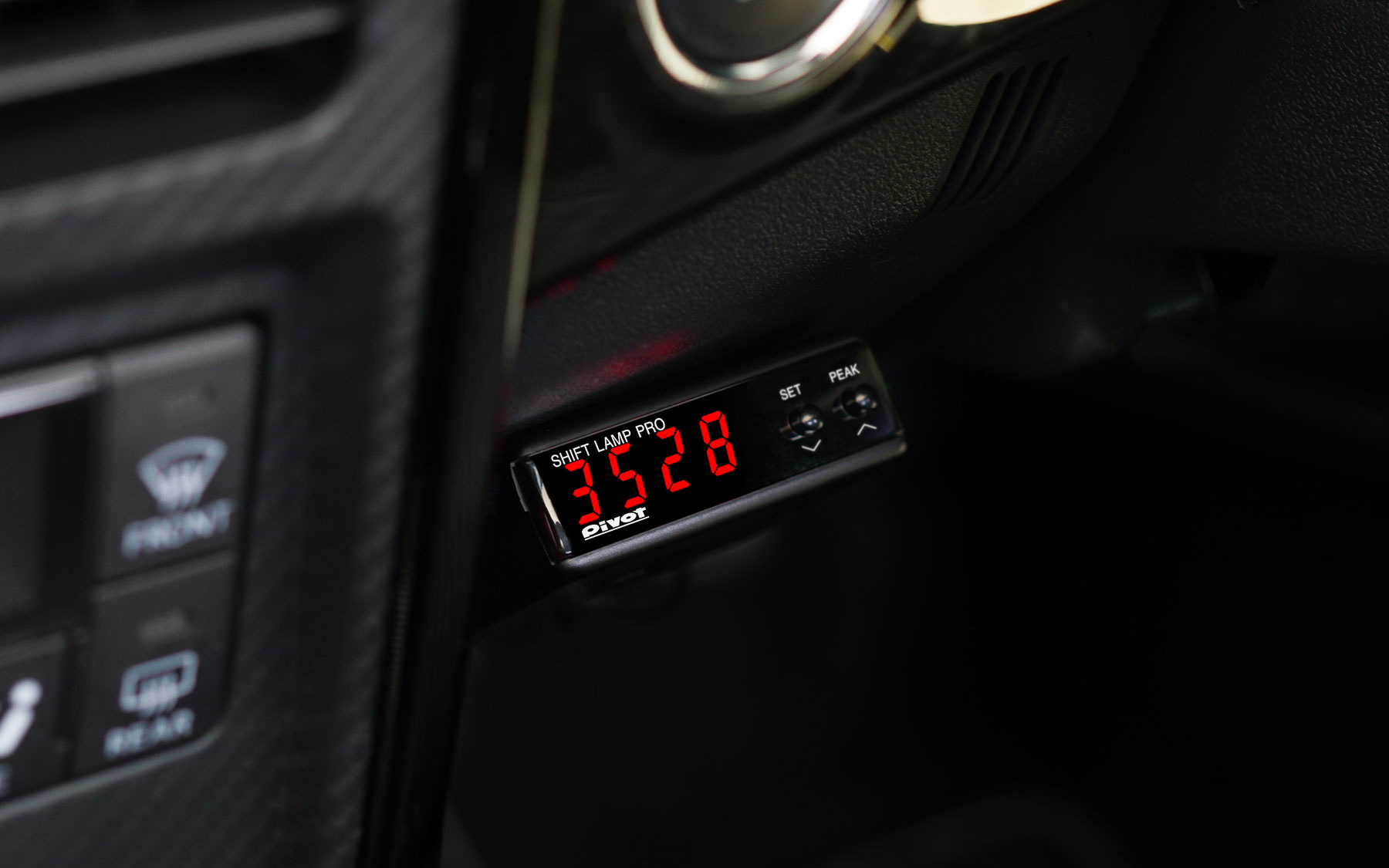 デジタルタコメーターはエンジン回転を0～9999rpmまで1rpm単位で高精度表示