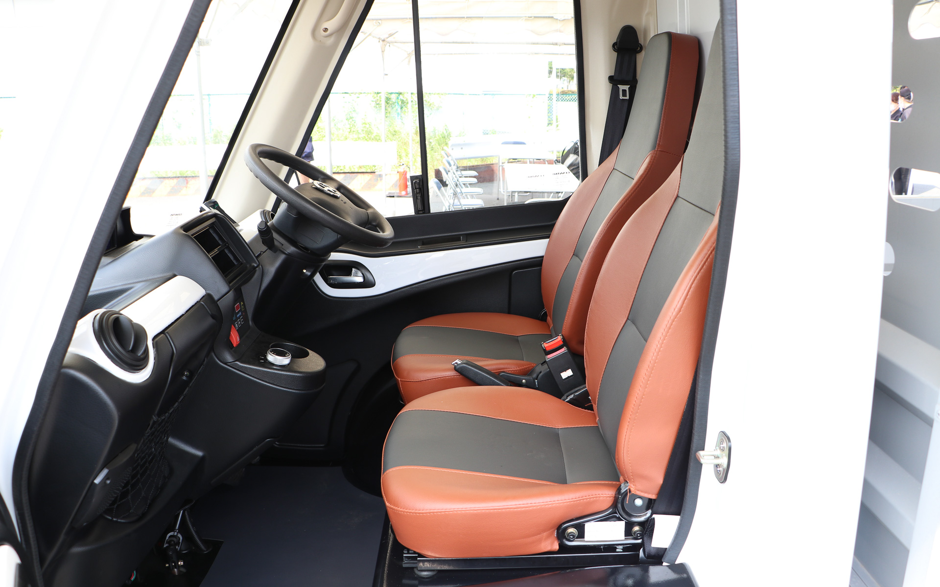 ほぼ軽自動車サイズの運転席