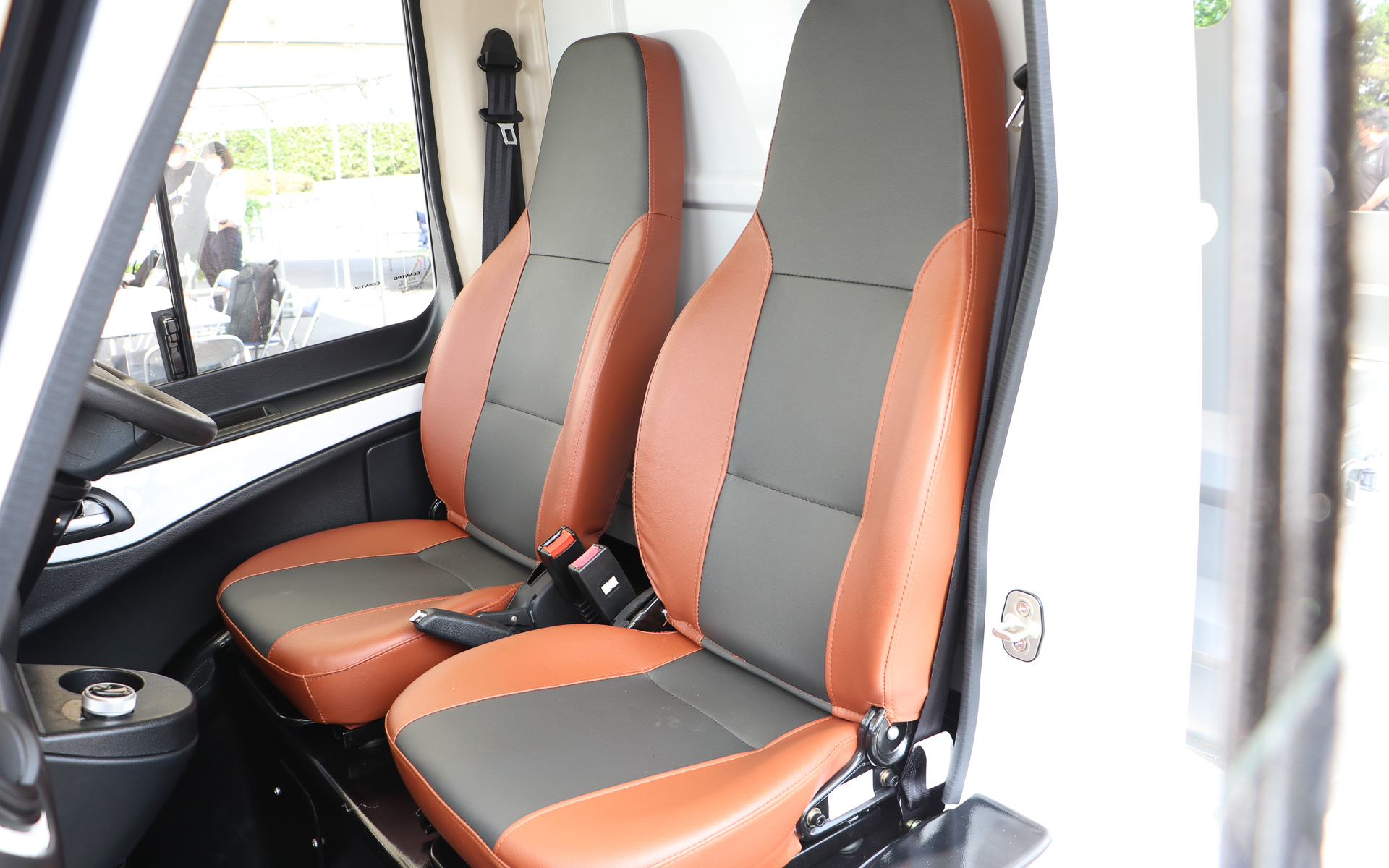 シートを前にずらせば若干のリクライニングも可能（リクライニングレバーは中央側に配置）