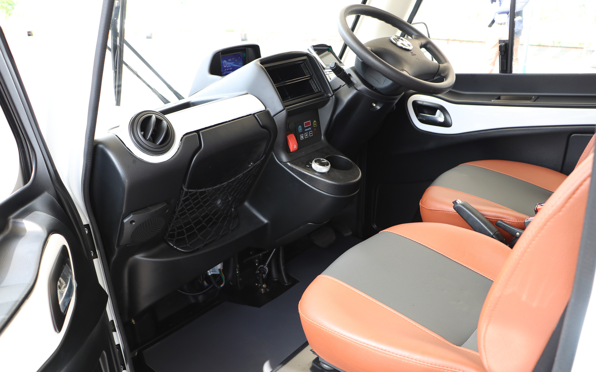 助手席前には小物を入れられるネットを装備。スピーカーも左右に1個ずつ装備する