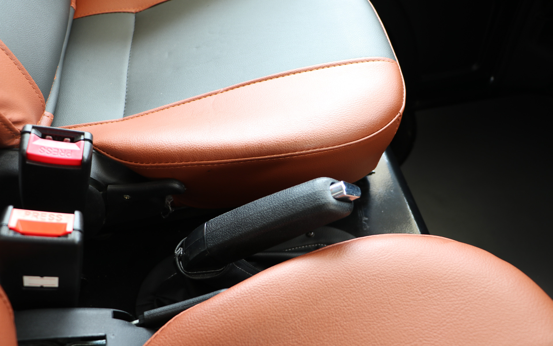 サイドブレーキはレバー式